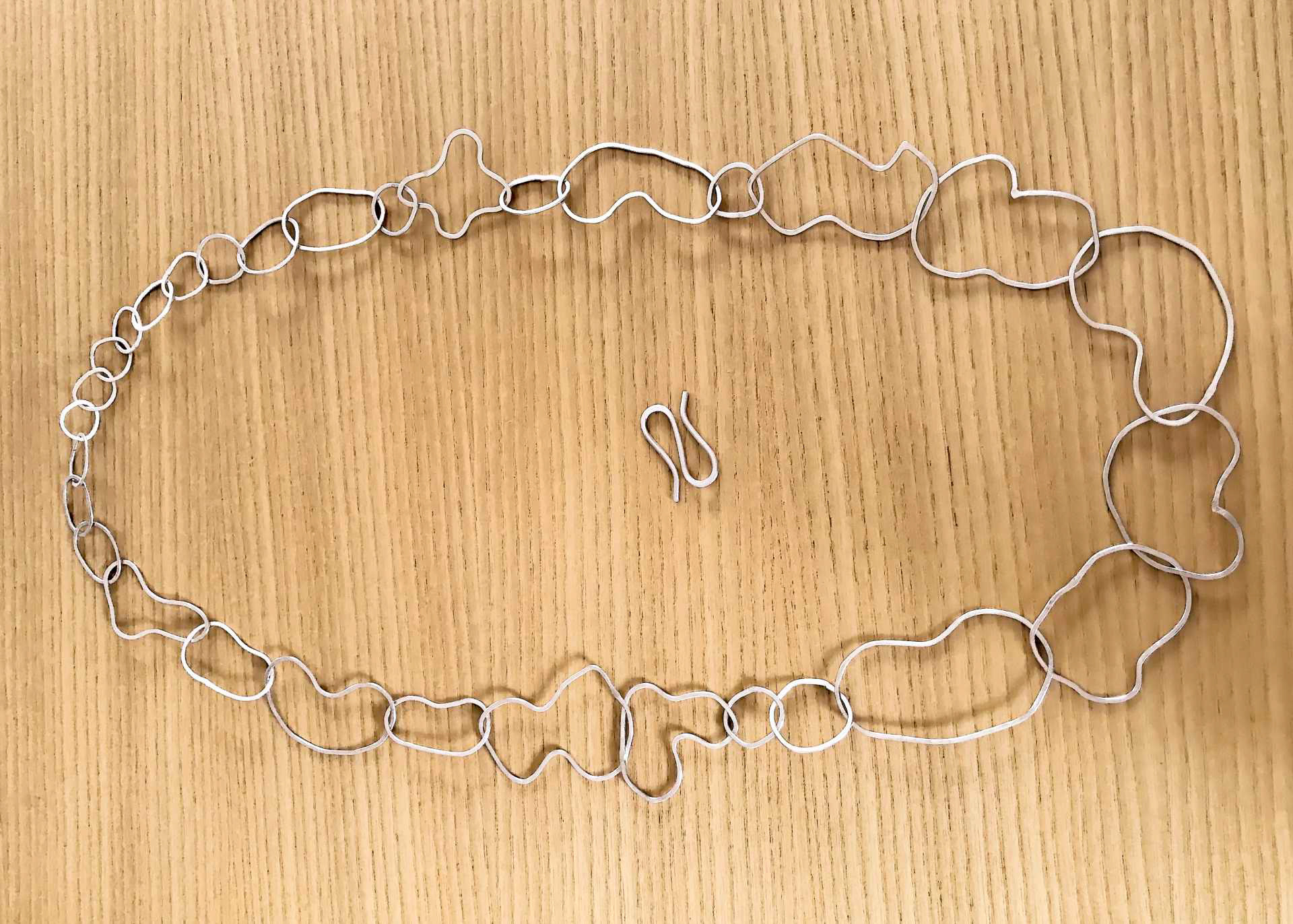 Lange Silberkette aus polymorphe Elementen. Sterlingsilber 925