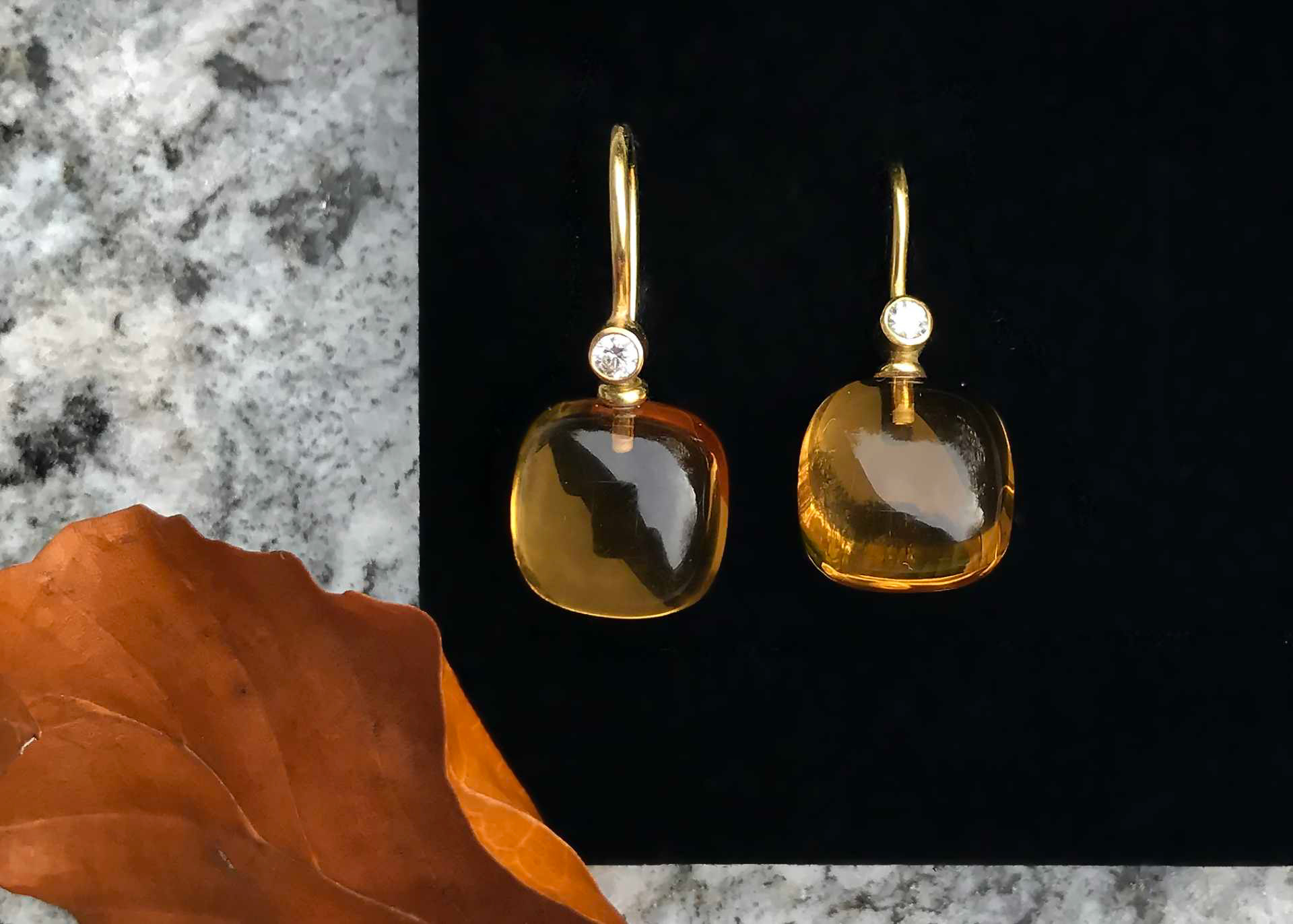 Citrin, quadratisch in antikem Kissenschliff, mit Brilliant. Gelbgold (750).