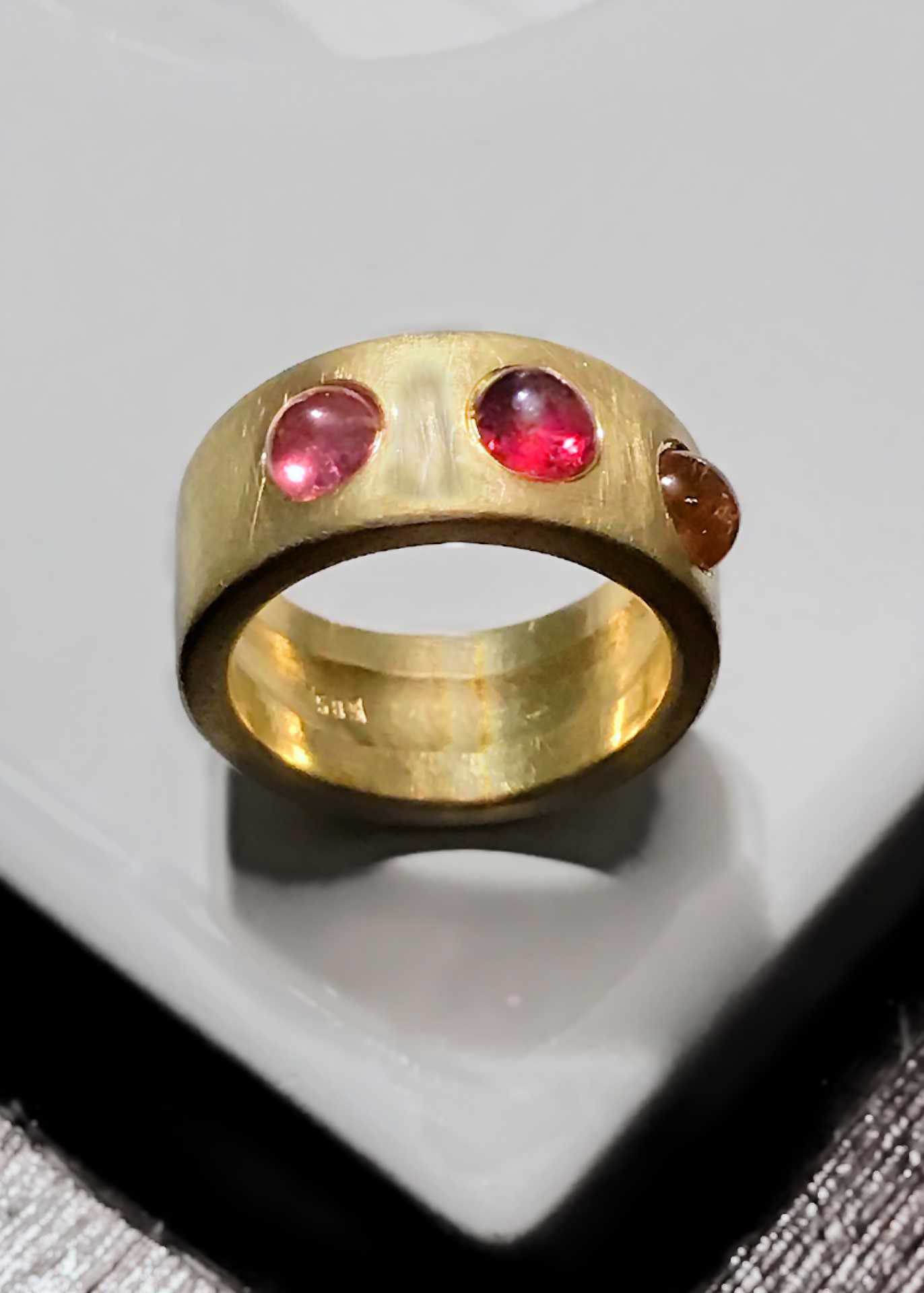 Ring, 3 rosa Saphire, Cabochon, Gelbgold