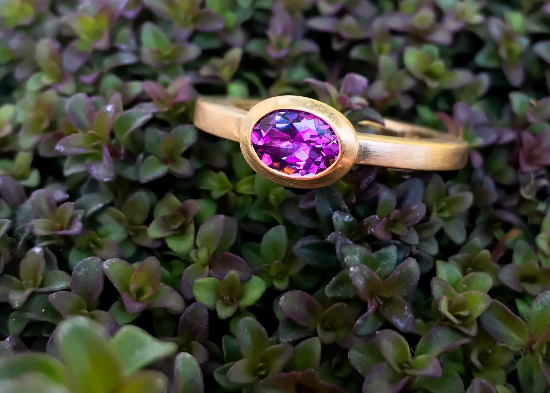 Ring, Gelbgold mit rosa Turmalin in ovaler Fassung