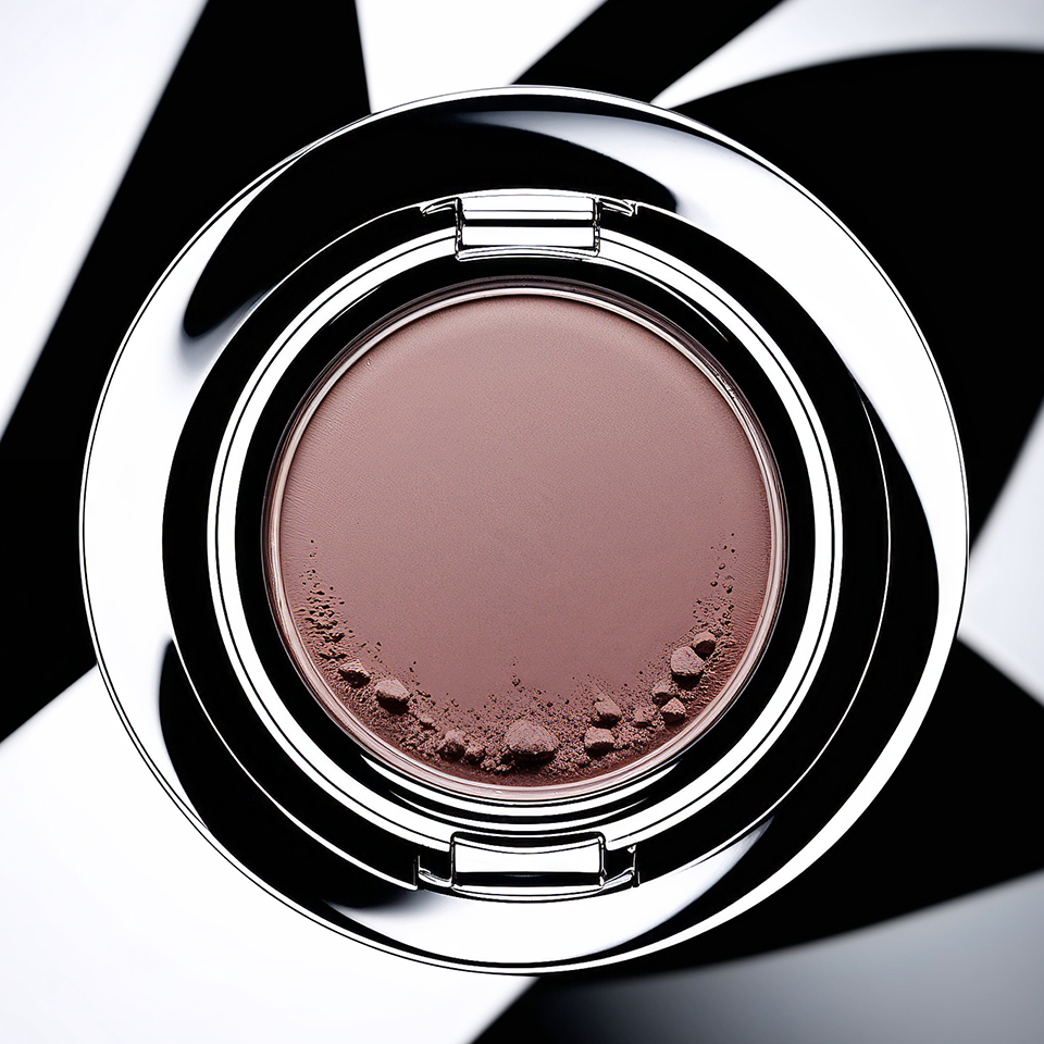Abstract and graphic composition of a cosmetic product, evoking purity and technological innovation in the world of beauty created with artificial intelligence.