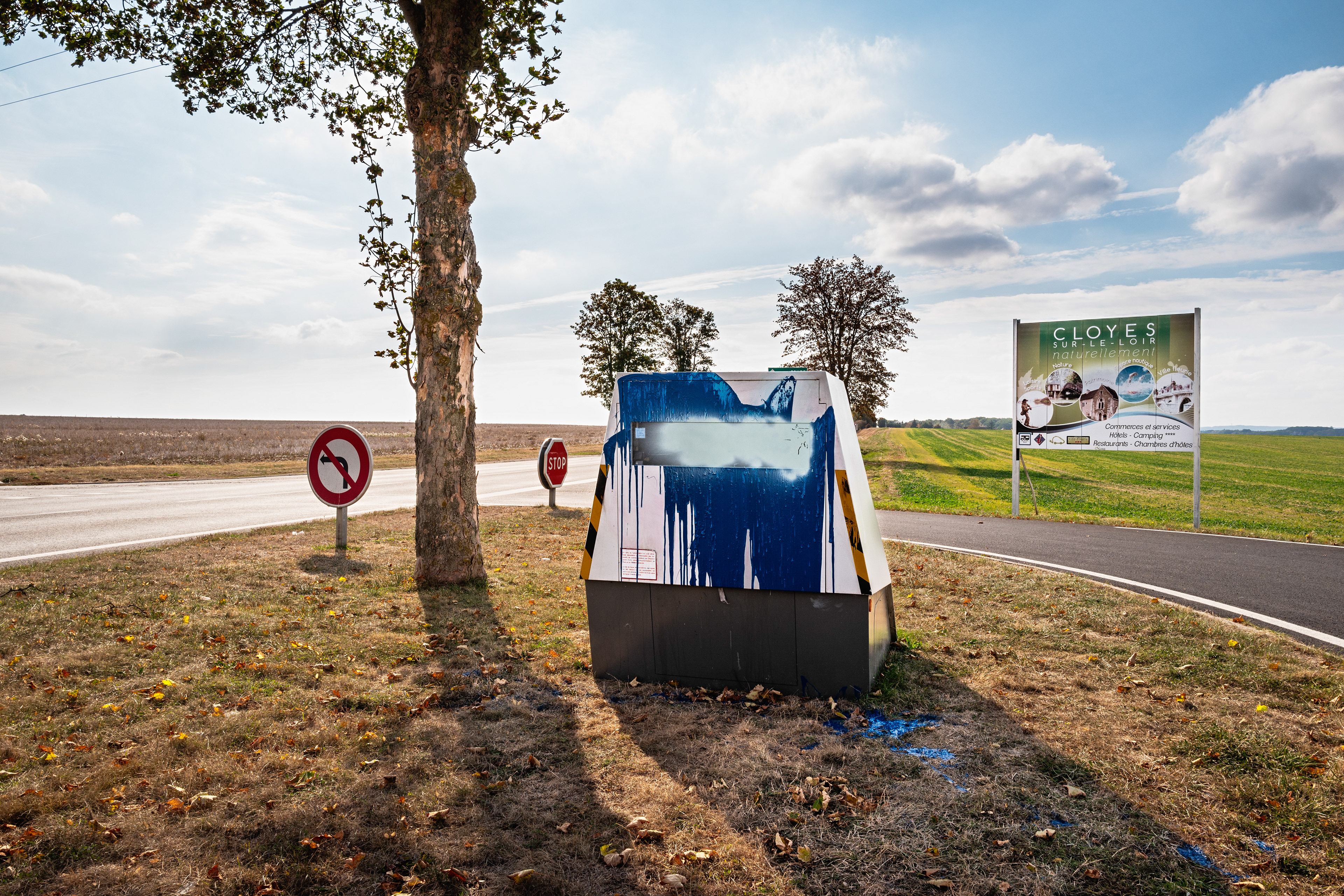Acharnement. Cloyes-sur-le-Loir, Eure-et-Loir, septembre 2019.