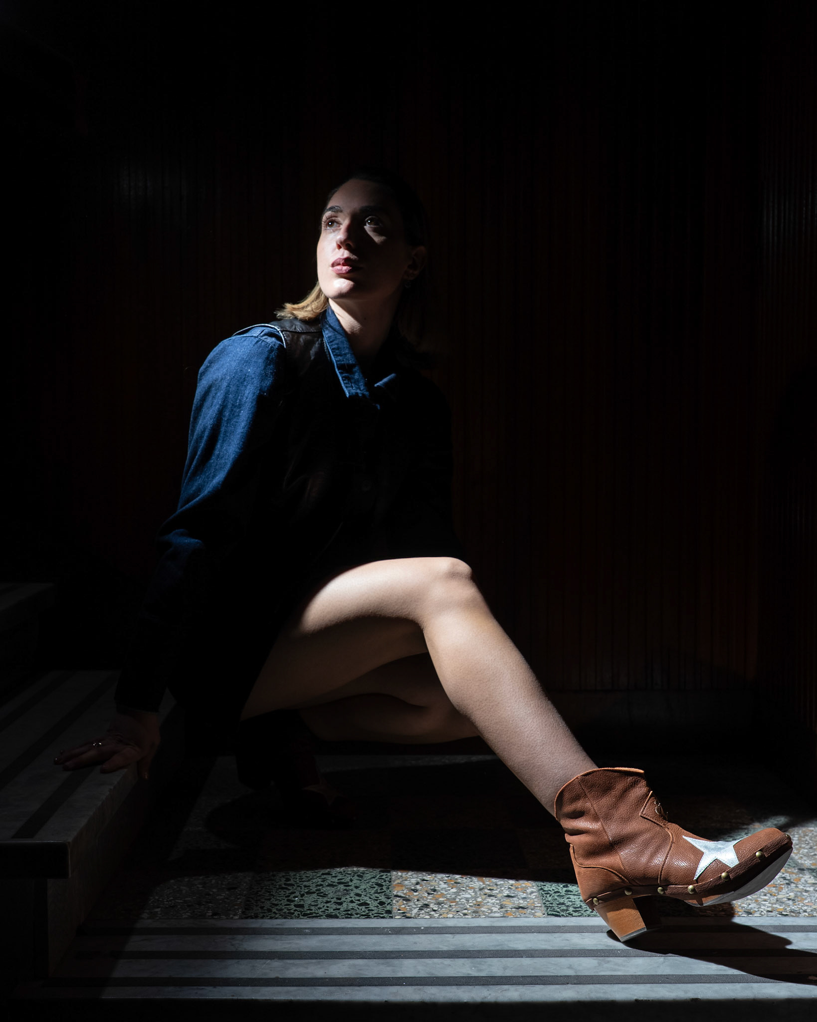 Ritratto fashion con styling curato e illuminazione professionale in studio.