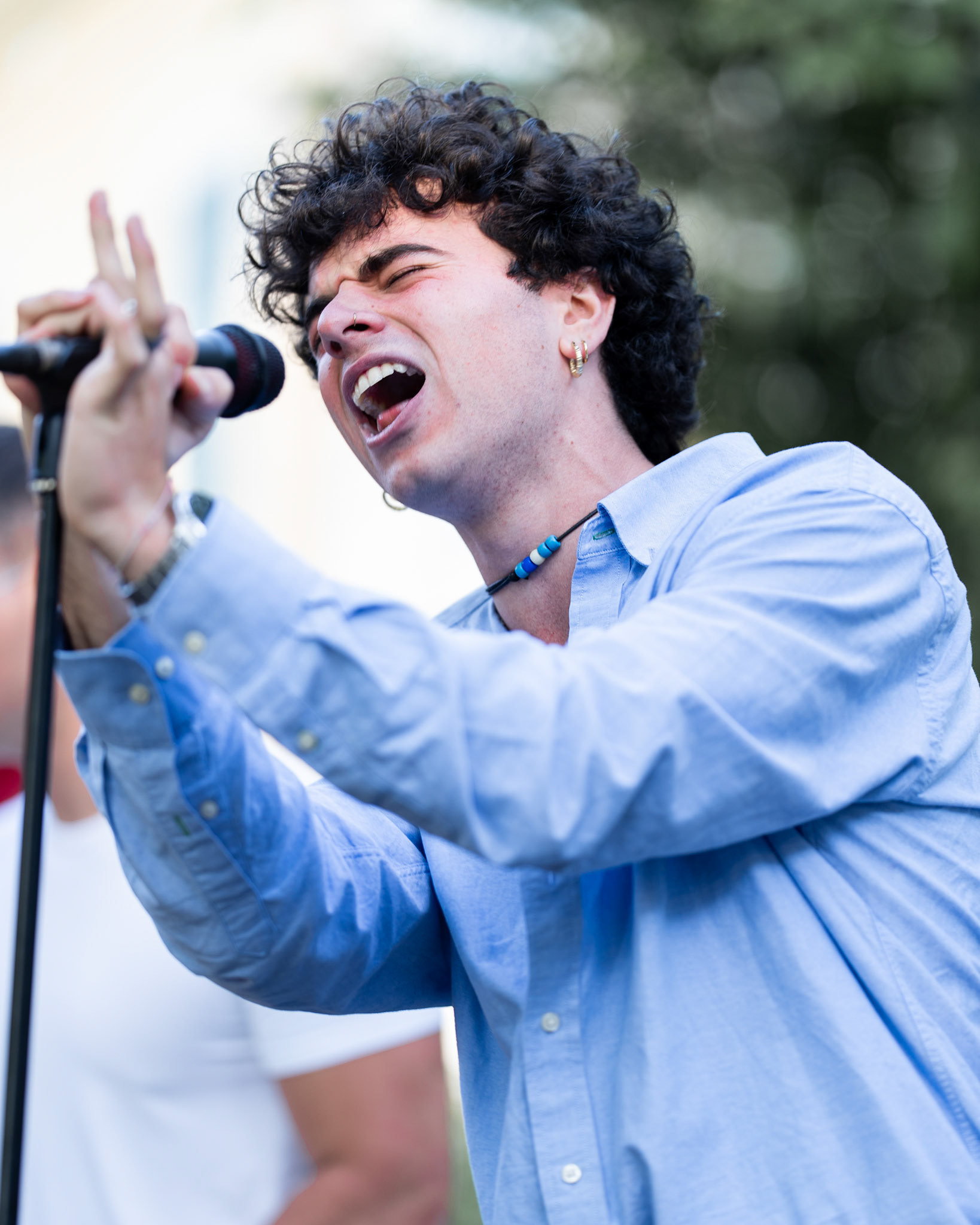 Cantante in primo piano mentre si esibisce sul palco principale del Prime Onde Festival