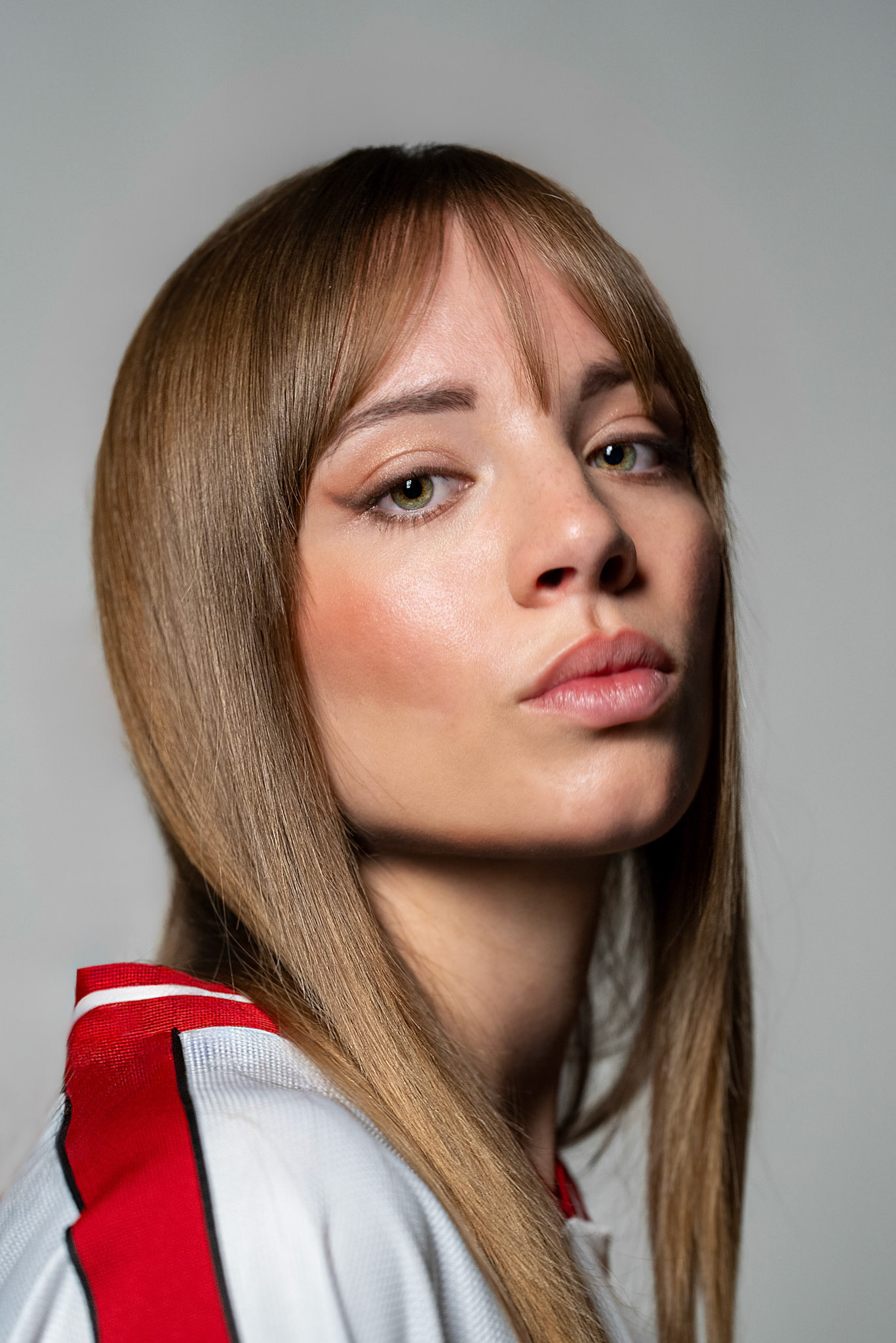 Primo piano beauty con trucco professionale e pelle luminosa, ideale per makeup artist