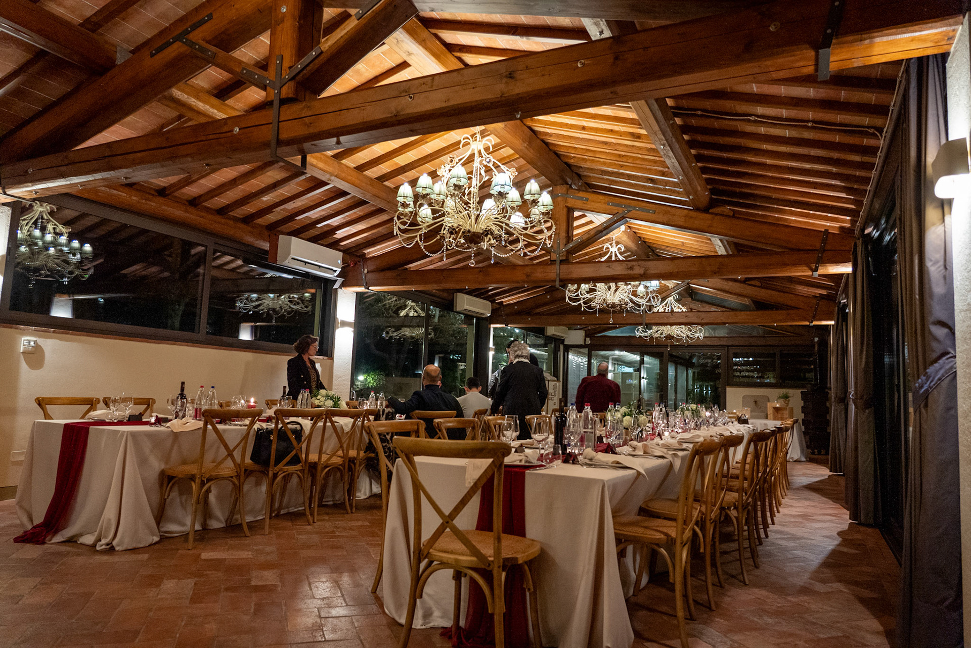 Dettagli curati di decorazioni e invitati durante evento privat