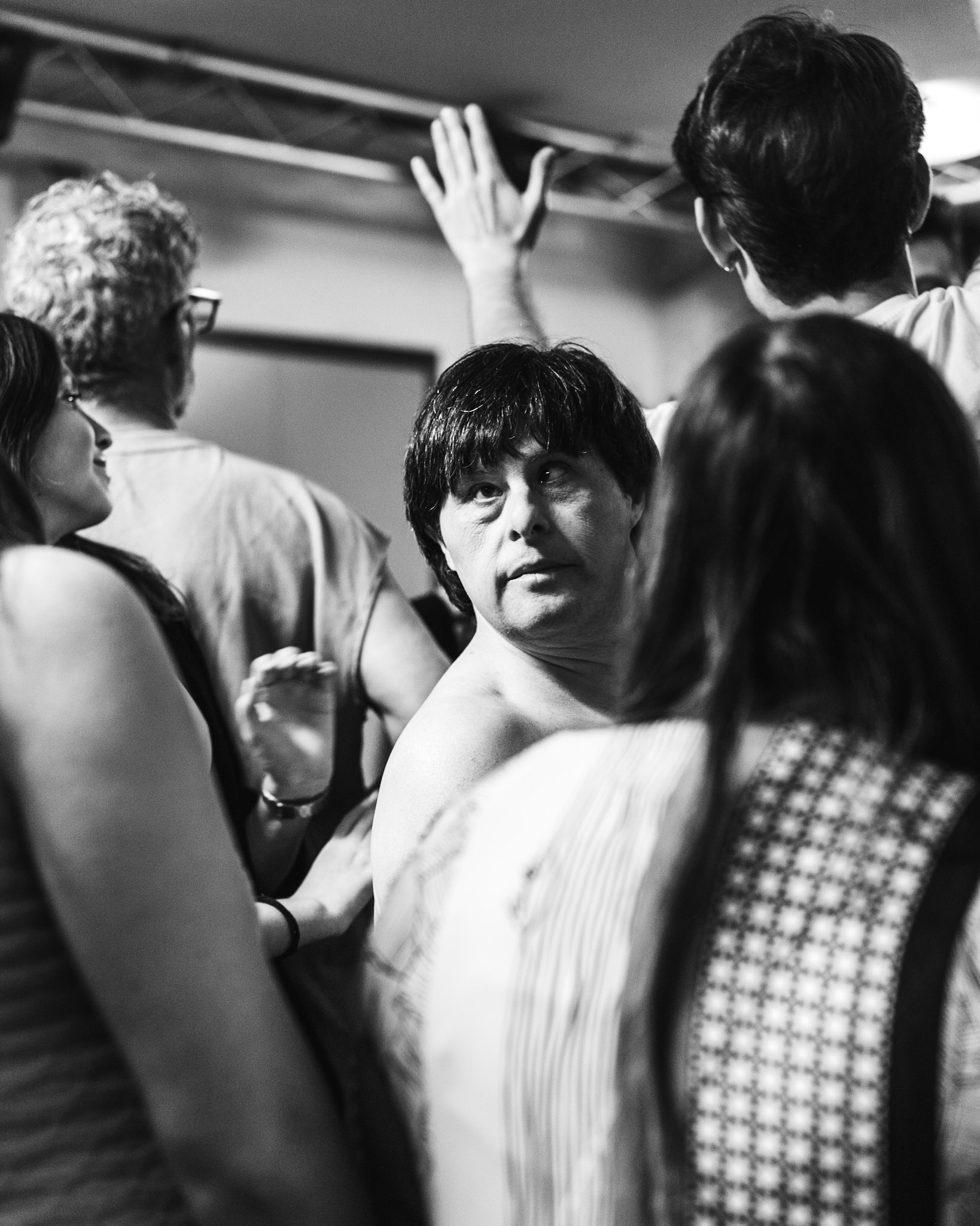 adulti con disabilità che partecipano attivamente a un laboratorio teatrale