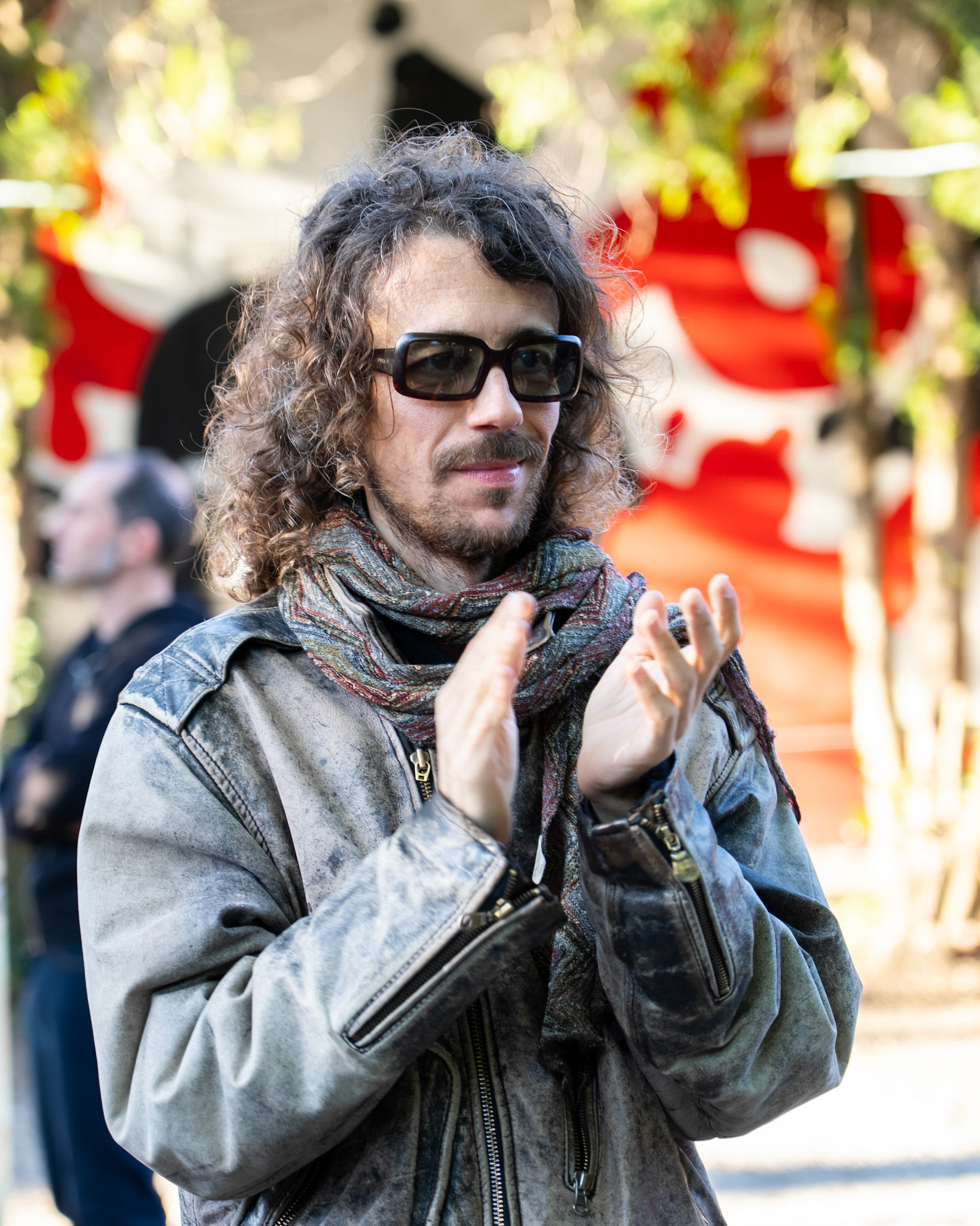 Giudice della competizione che applaude