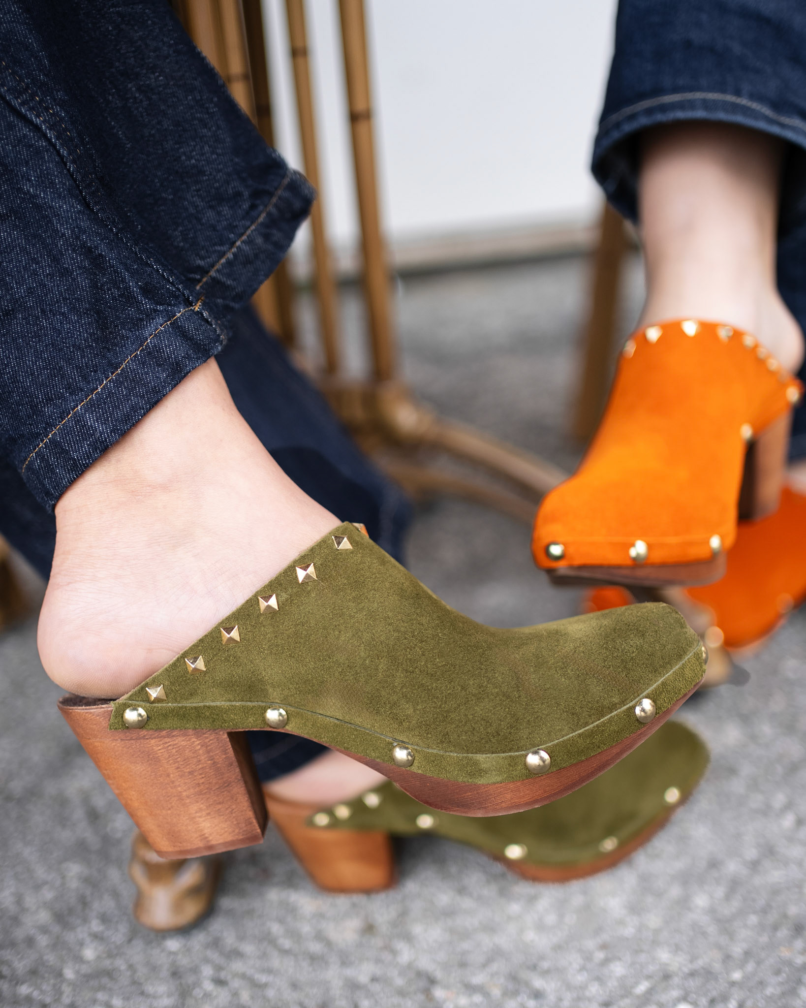 Dettaglio outfit e accessori per shooting moda a uso catalogo o lookbook.