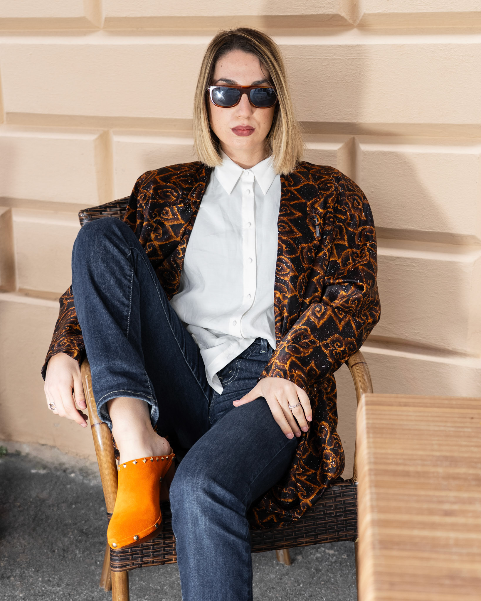 Modella in posa dinamica con outfit alla moda, scatto editoriale per campagna fashion.