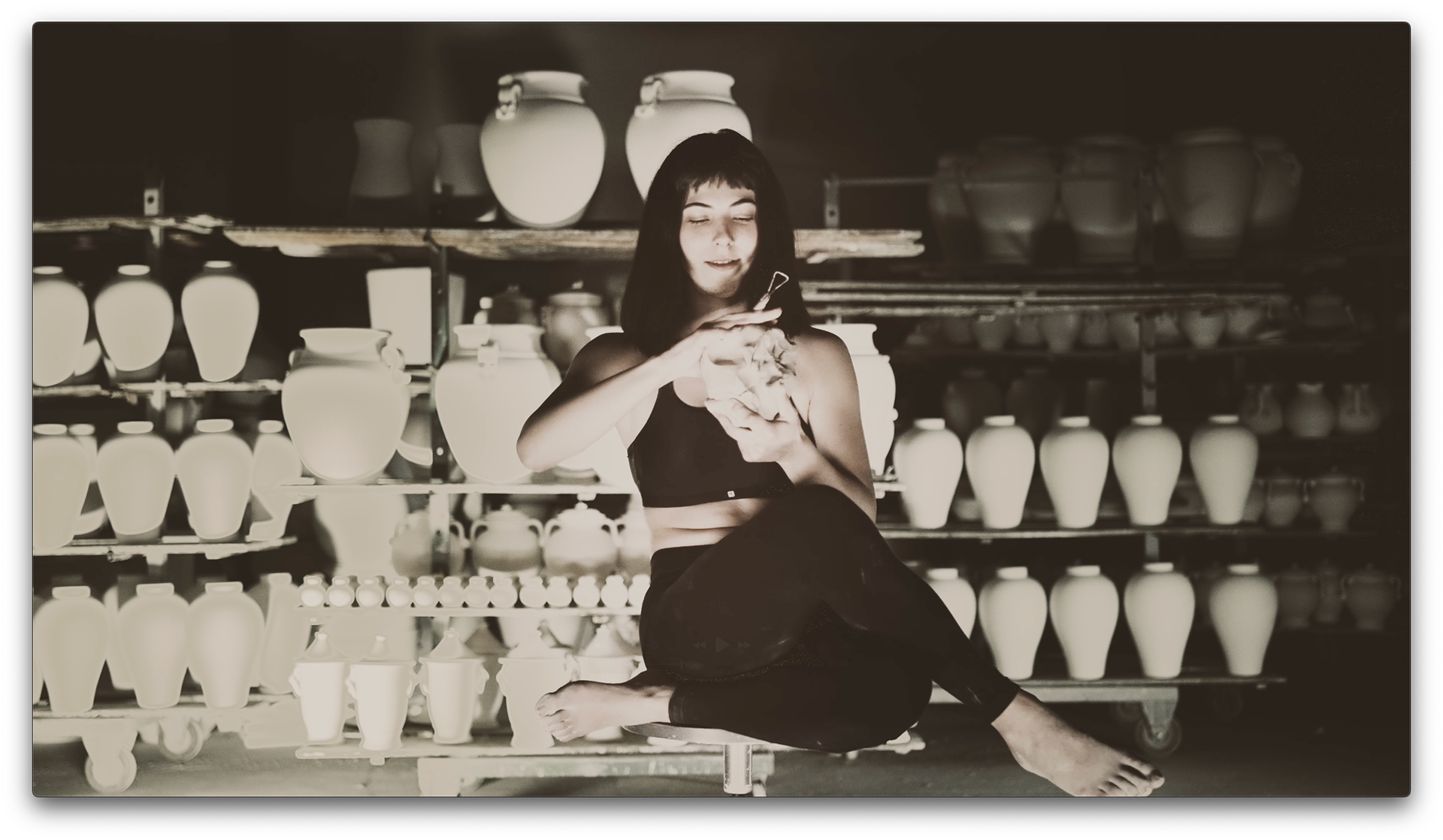 Performance artistica tra vasi in ceramica nel laboratorio della Ceramica di Montelupo Fiorentino.