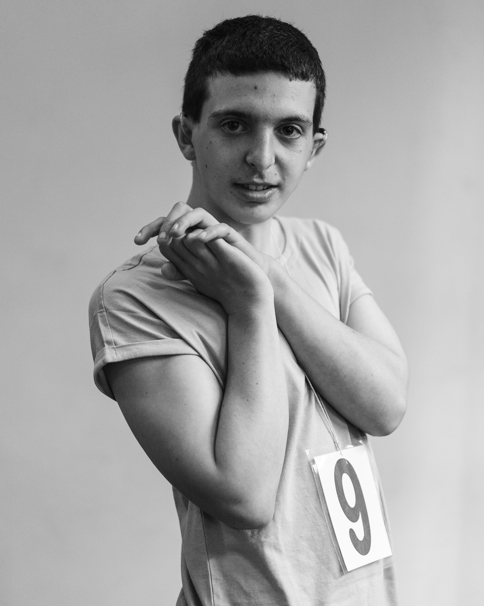 Attori e attrici di diverse abilità sul palco durante una performance teatrale inclusiva