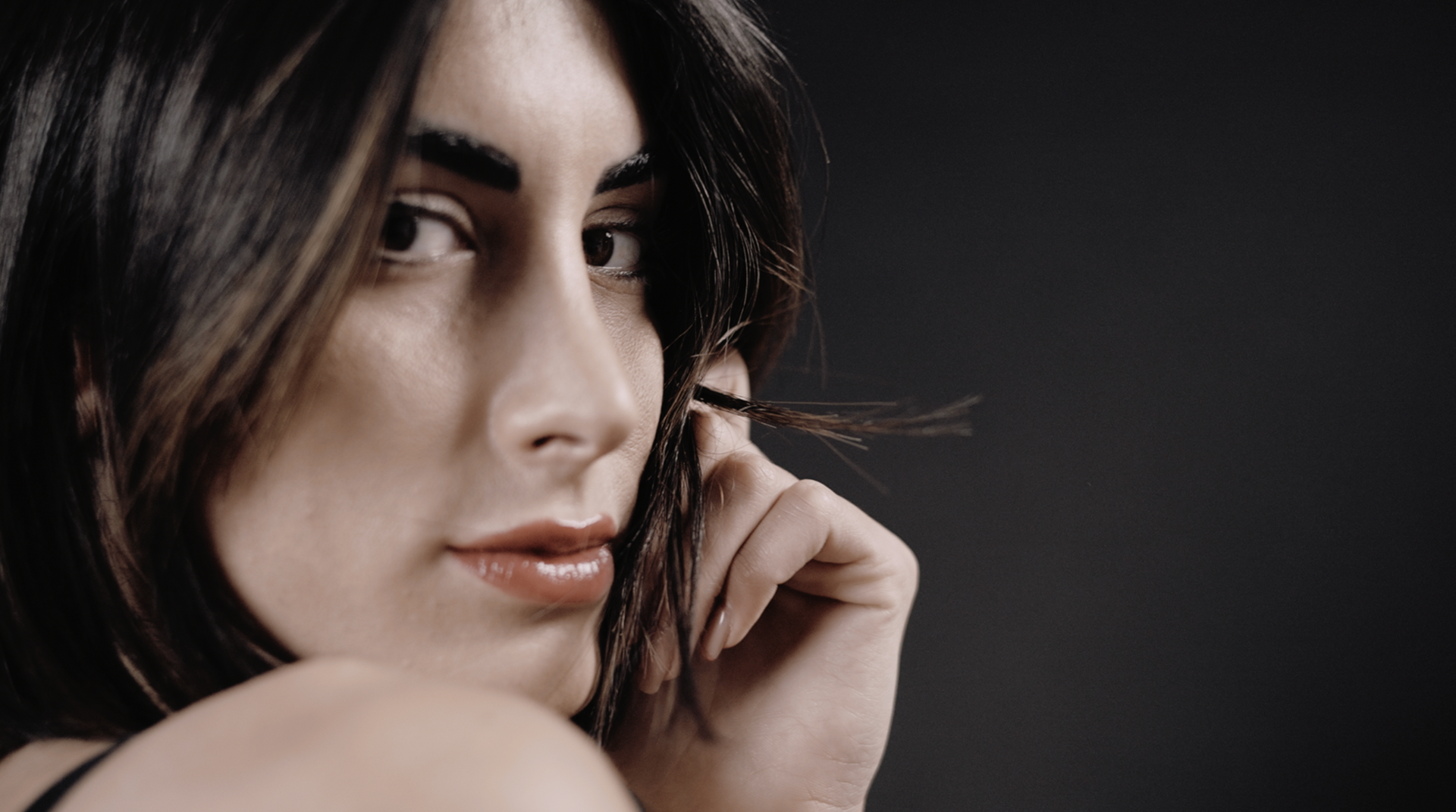 rimo piano di una modella in studio fotografico nel fashion film editoriale A Rockstar Story diretto da Marco Del Lucchese.