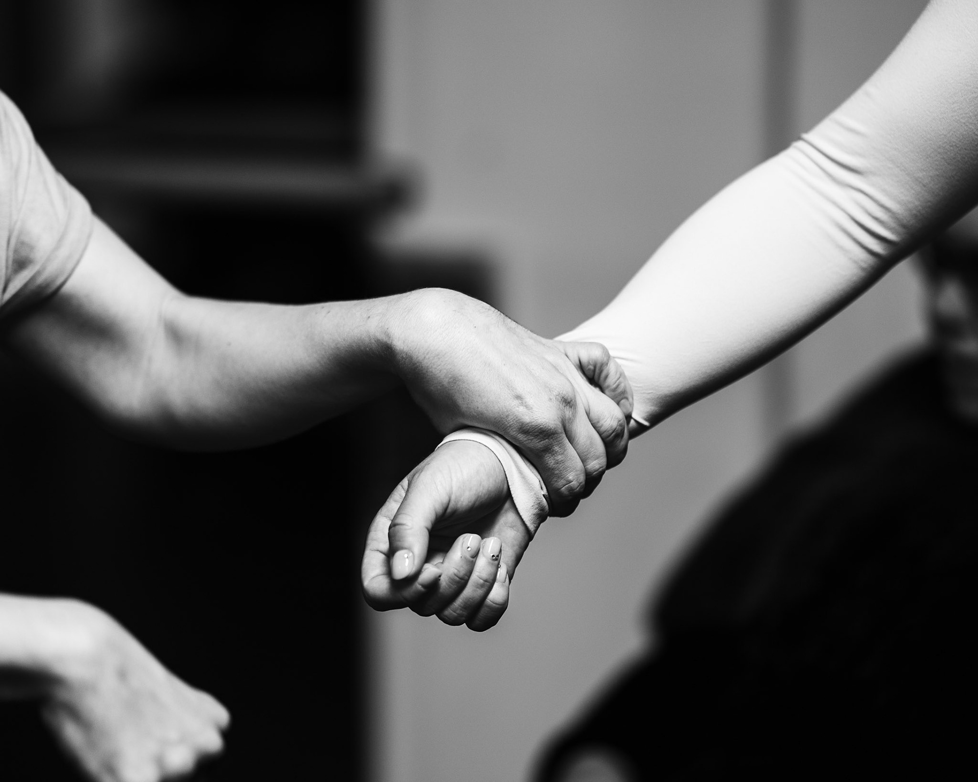 Scatto teatrale che racconta storie di marginalità e resilienza con grande intensità emotiv