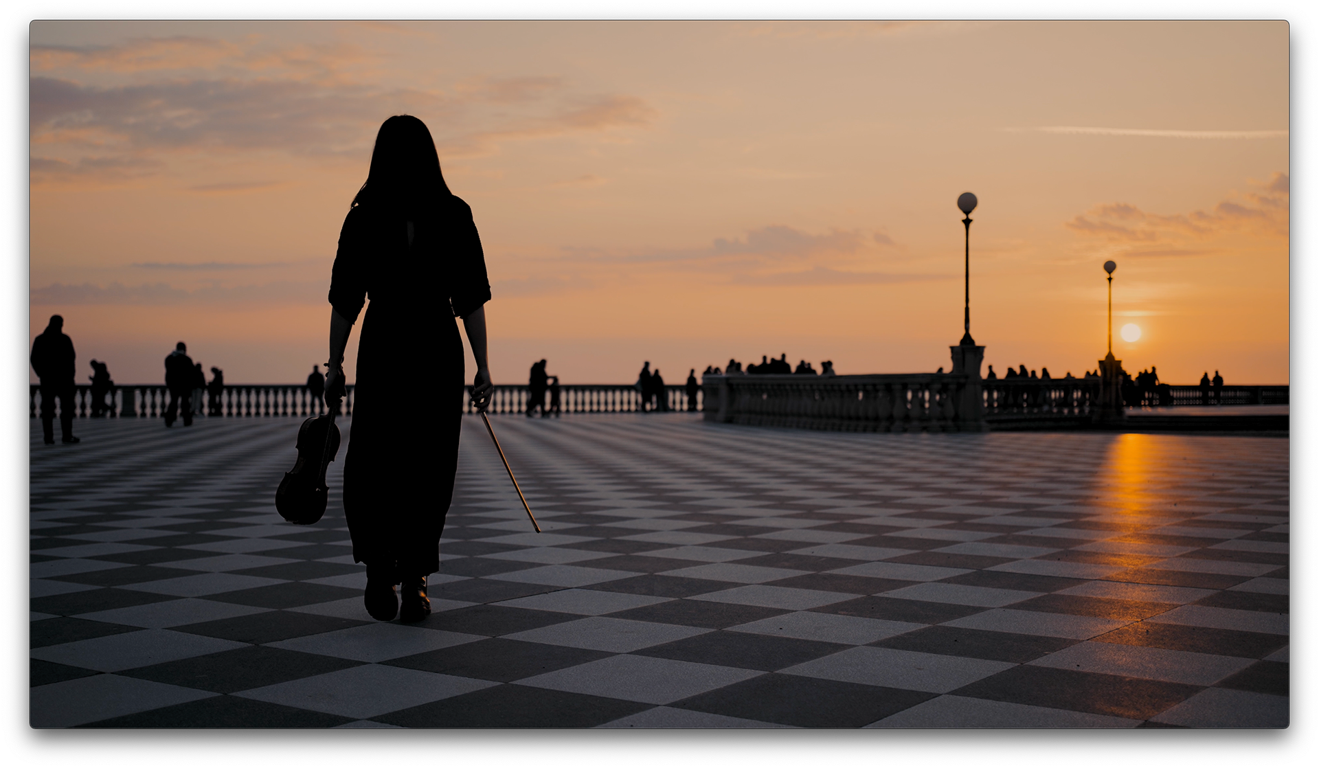 Musicista con violino sulla Terrazza Mascagni al tramonto durante il video promozionale del Mascagni Festival 2023.