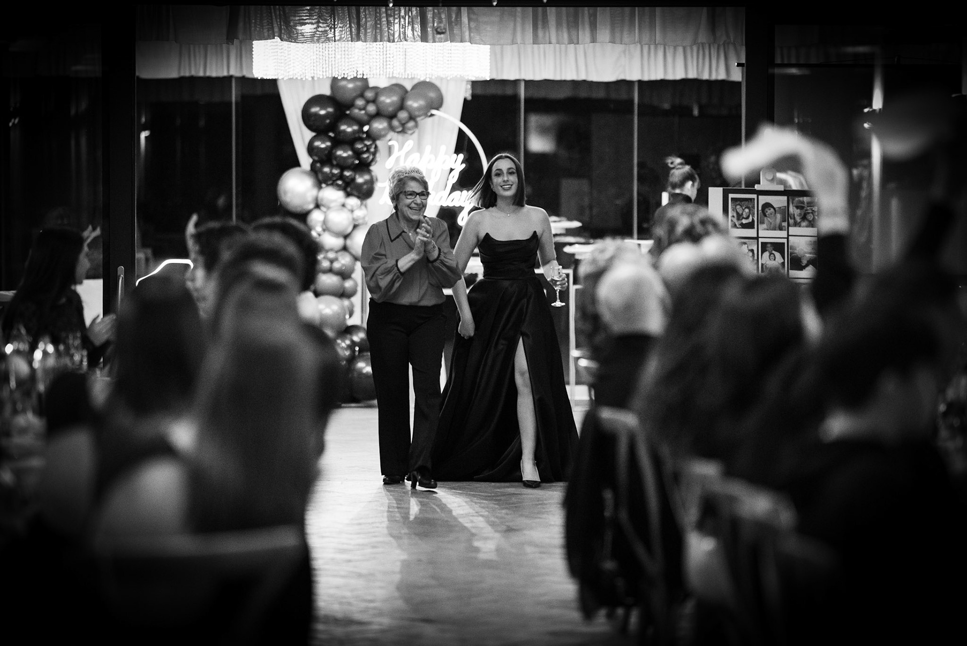 Scatto emozionale durante un evento speciale, ideale per album ricordo