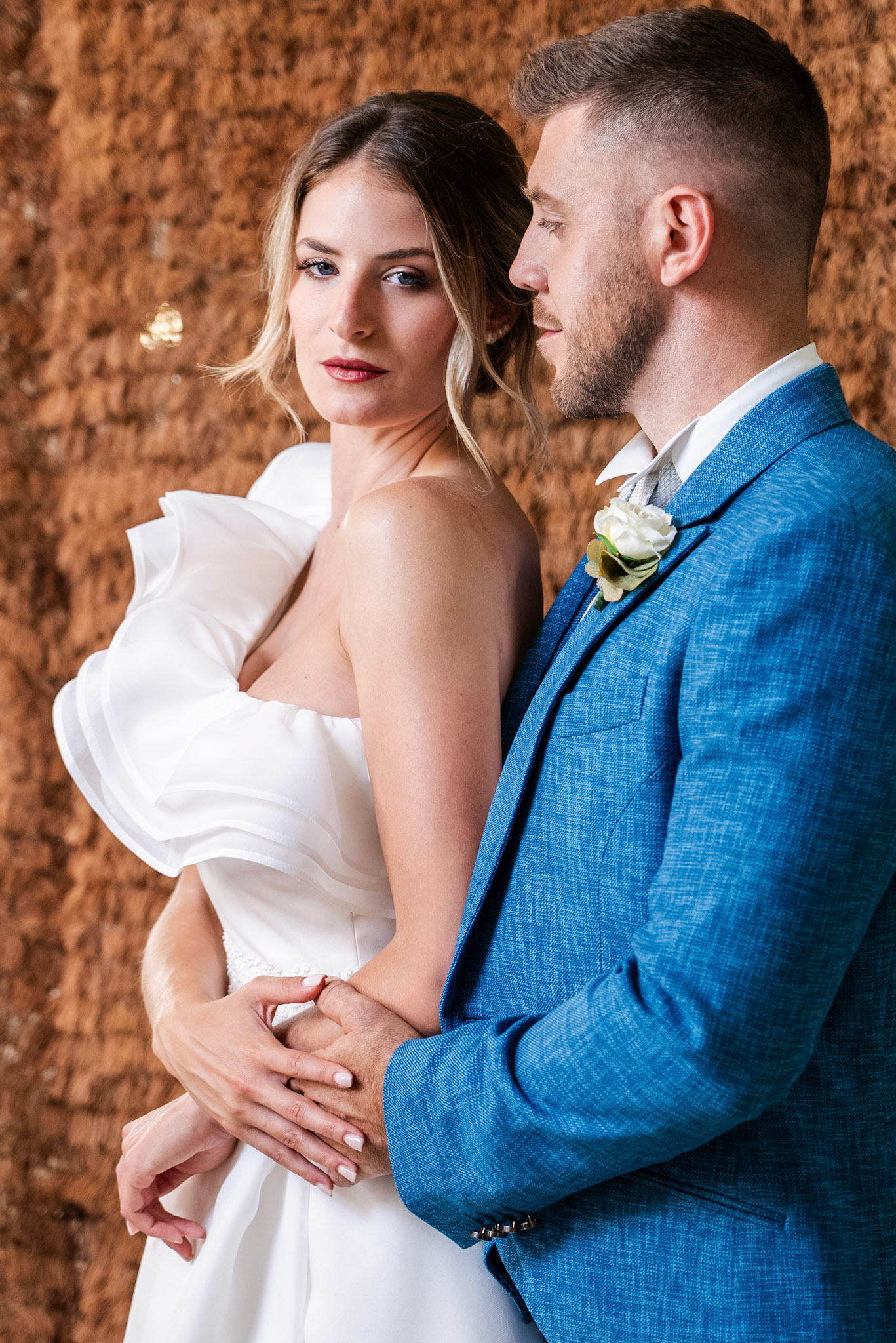 Ritratto fashion con styling curato e illuminazione professionale in studio.