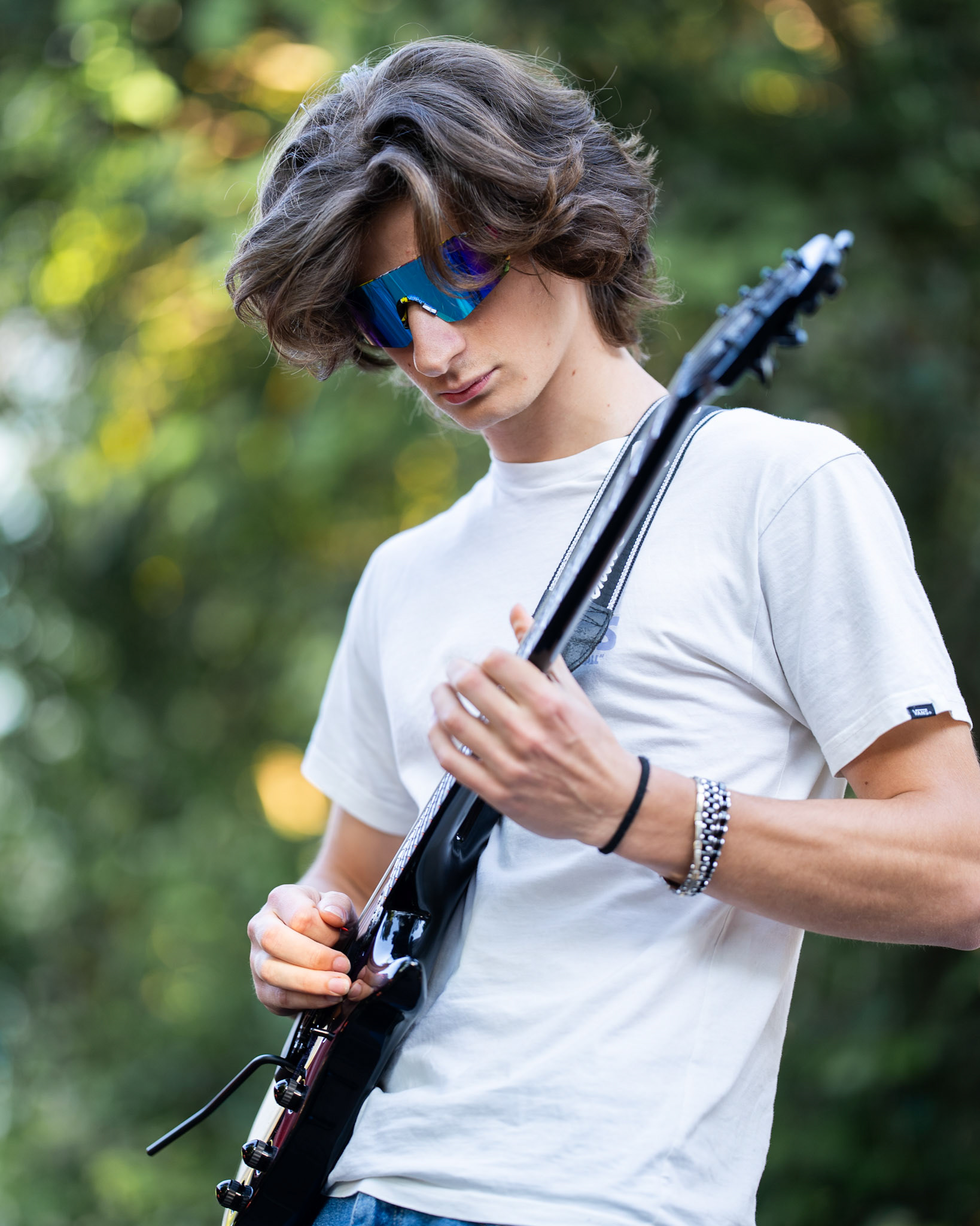 Cantante in primo piano mentre si esibisce sul palco principale del Prime Onde Festival