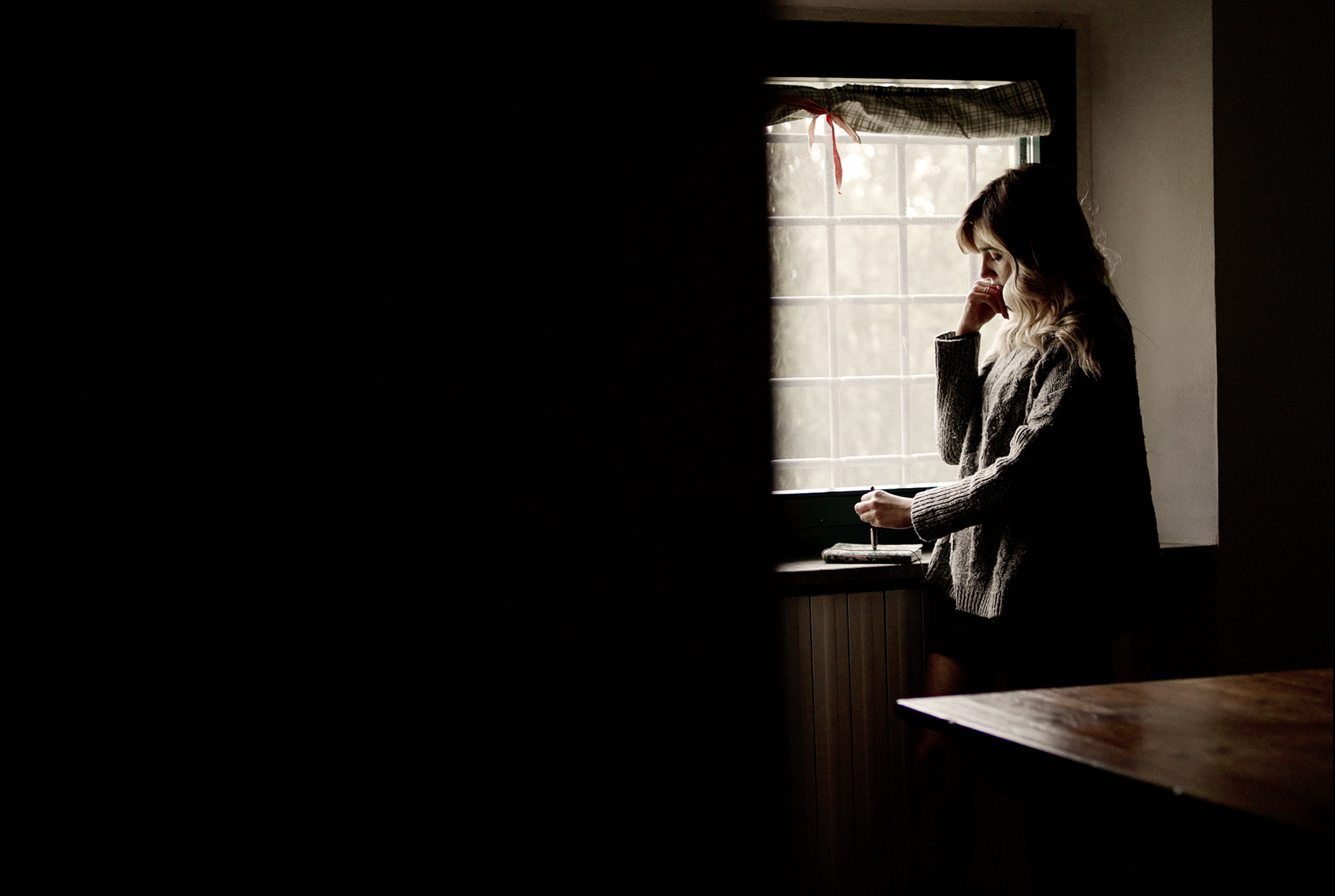 onna illuminata dalla luce di una finestra in un interno, scena del cortometraggio Sottili Movimenti diretto da Marco Del Lucchese.