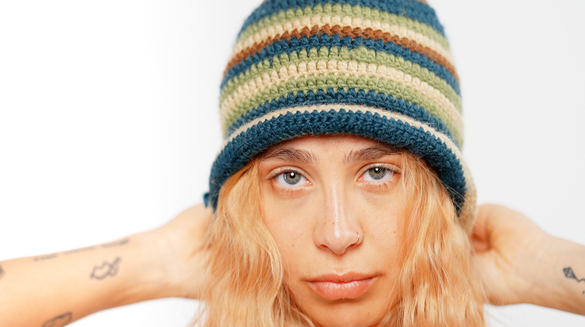 Ritratto di modella che indossa un cappello in maglia artigianale nel video promozionale fashion realizzato per il brand Zazzeknits.