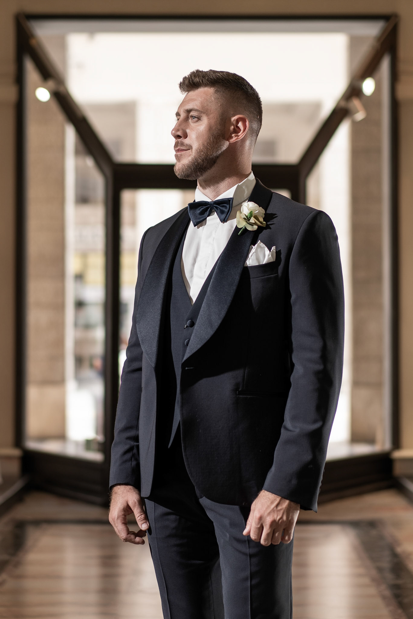 Servizio fotografico vestiti da cerimonia uomo per matrimonio in location urbana,  e luce studio.