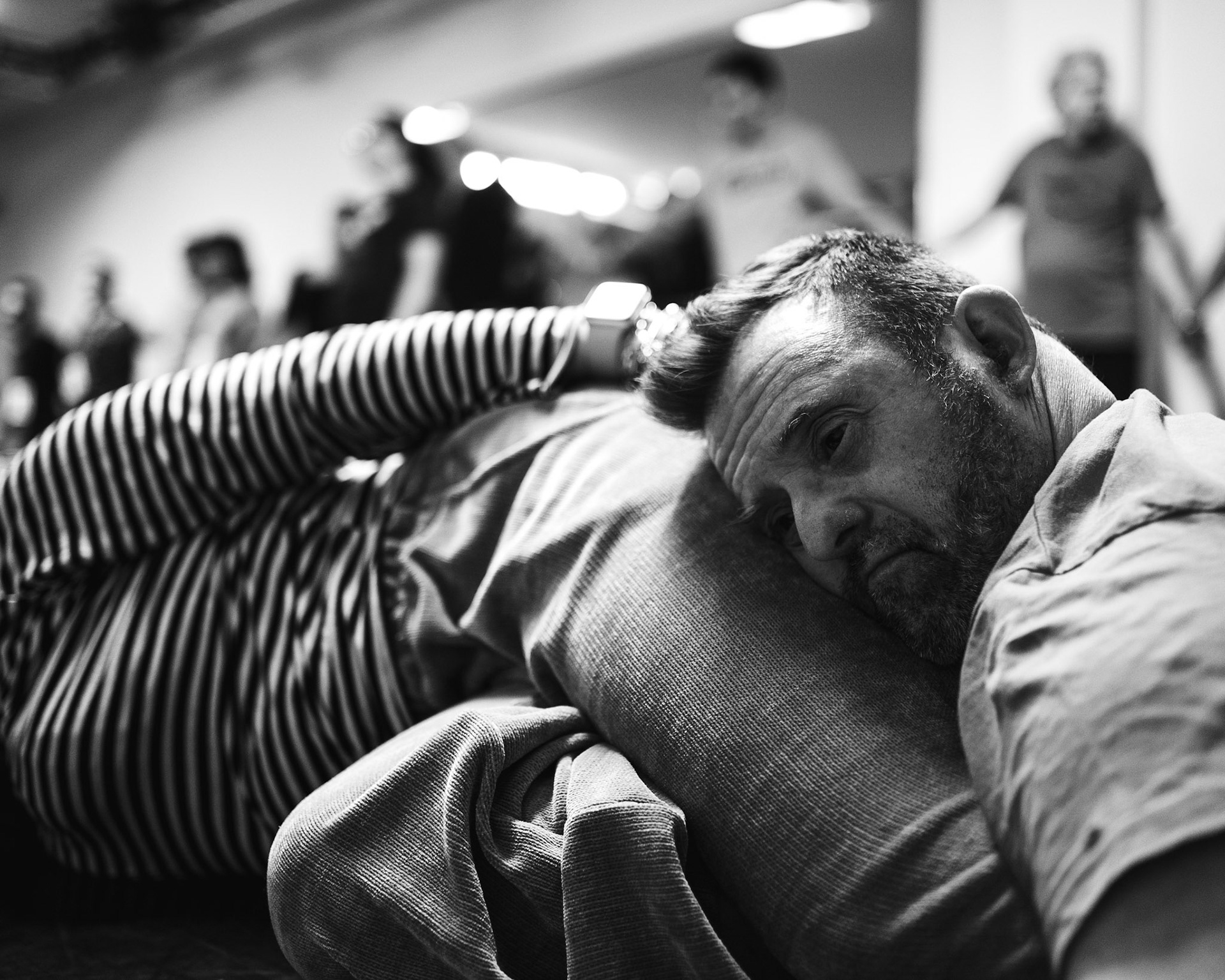 Primo piano emozionante di un interprete sul palco, parte di un progetto di teatro sociale