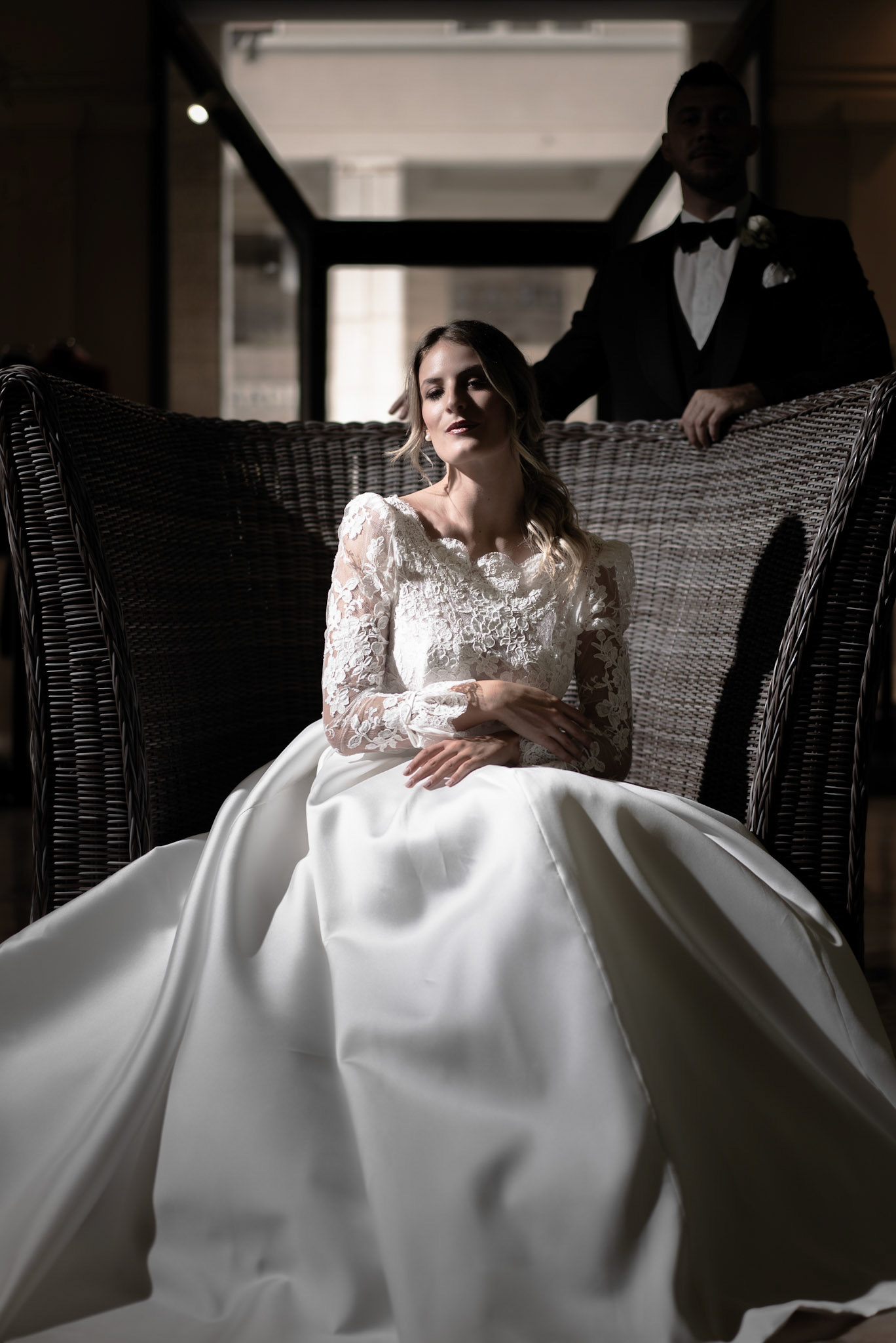 Servizio fotografico moda matrimonio in location urbana, look da cerimonia e luce studio.