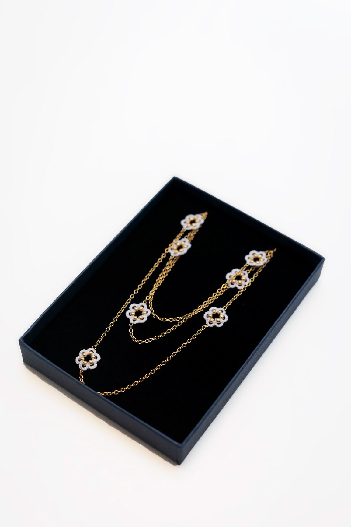 Sautoir "10 pastilles" en fil de coton et métal gold filled 14ct - 225€