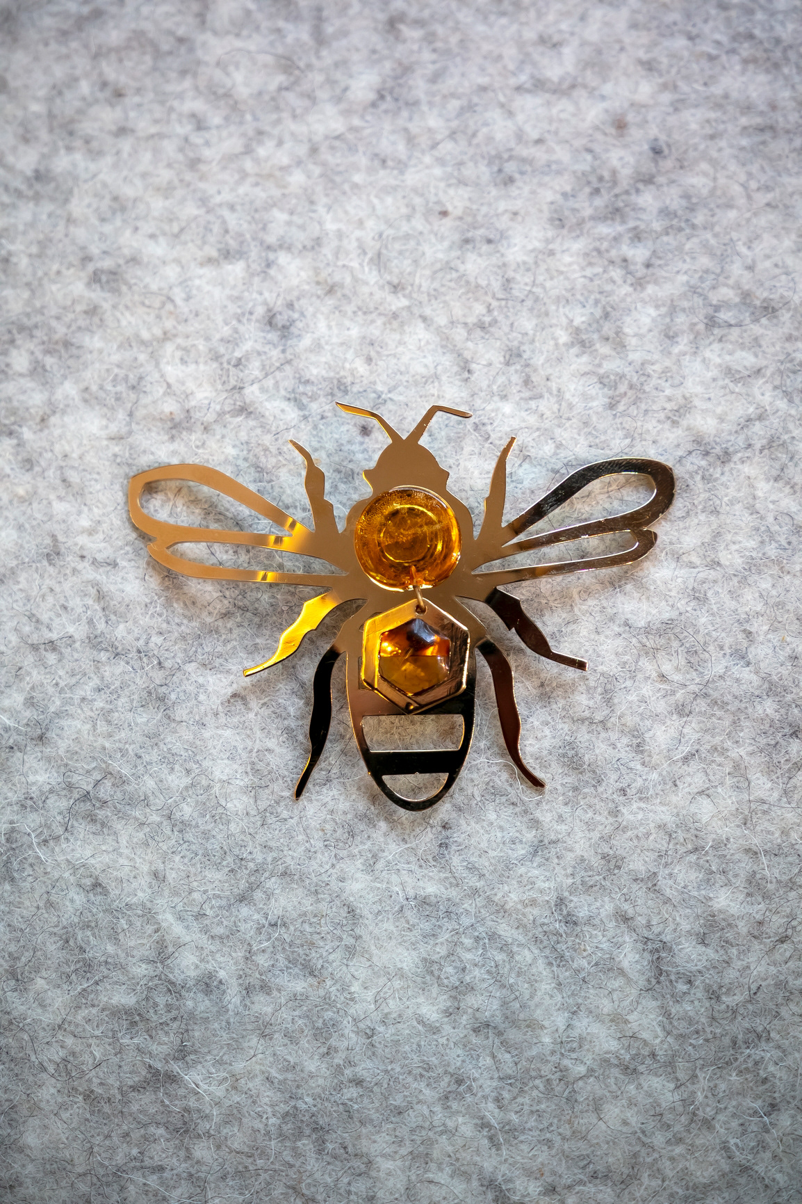 Broche Abeille en laiton doré et verre - 150€