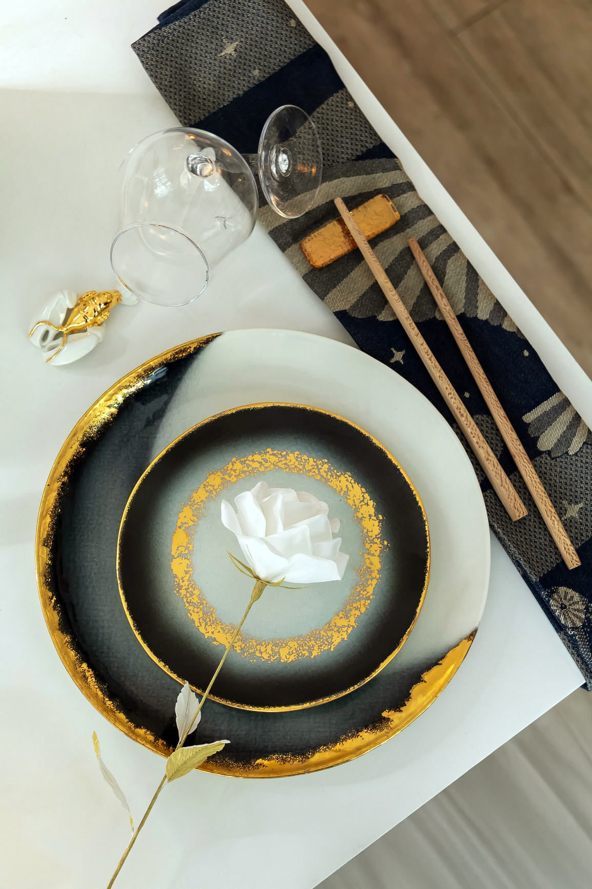 Assiette à dessert en porcelaine 45€ - Assiette GM 70€ - Rose en papier crépon 60€ - Porte-couvert Homard en porcelaine et or 40€ - Verre "Pic à Vin" 50€ - Torchon brodé 19,90€ - Paire de baguettes en platane et son support en frêne 15€