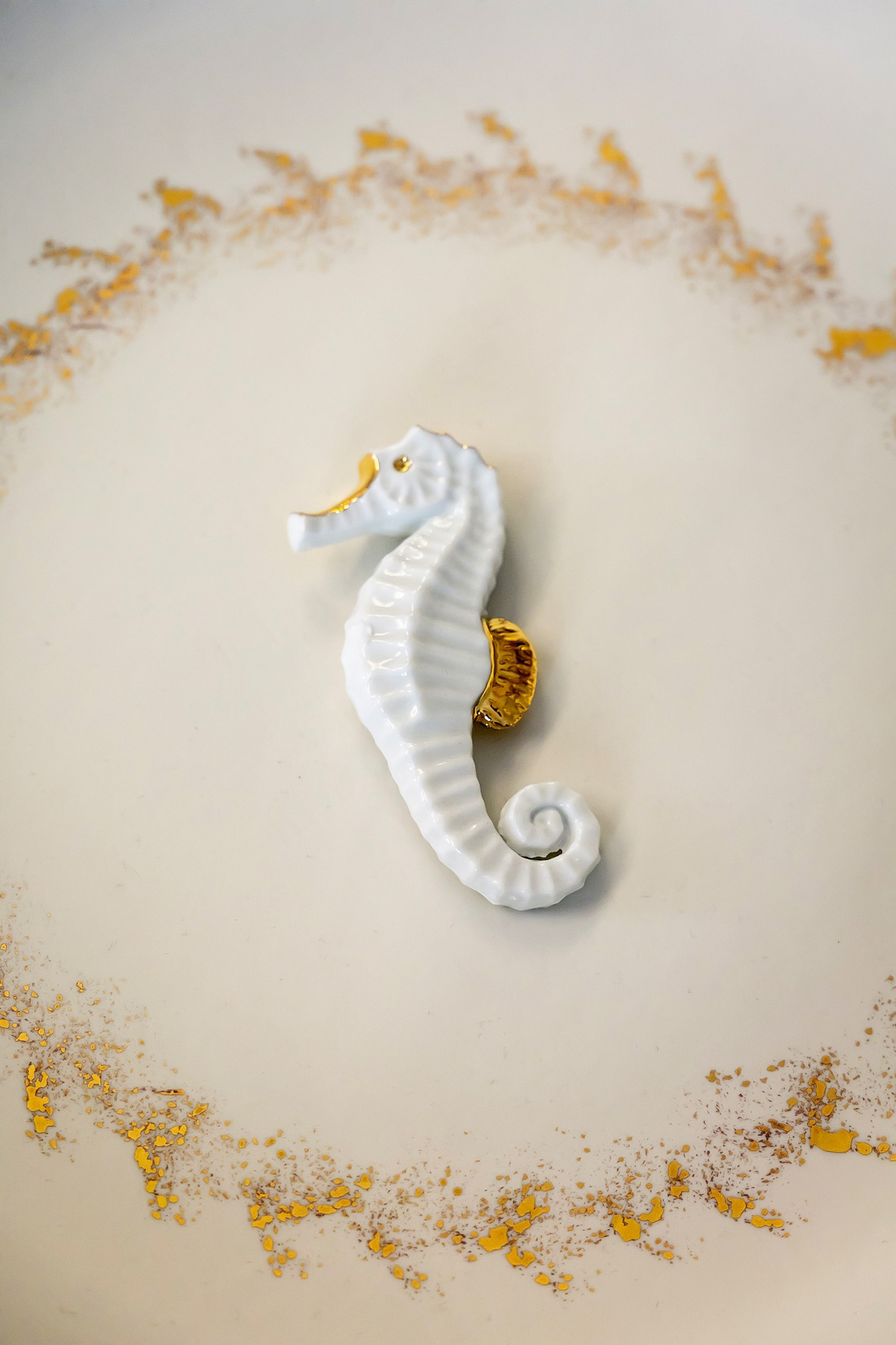 Porte-couvert Hippocampe en porcelaine et or 30€ - Grand plat creux en porcelaine et or 165€