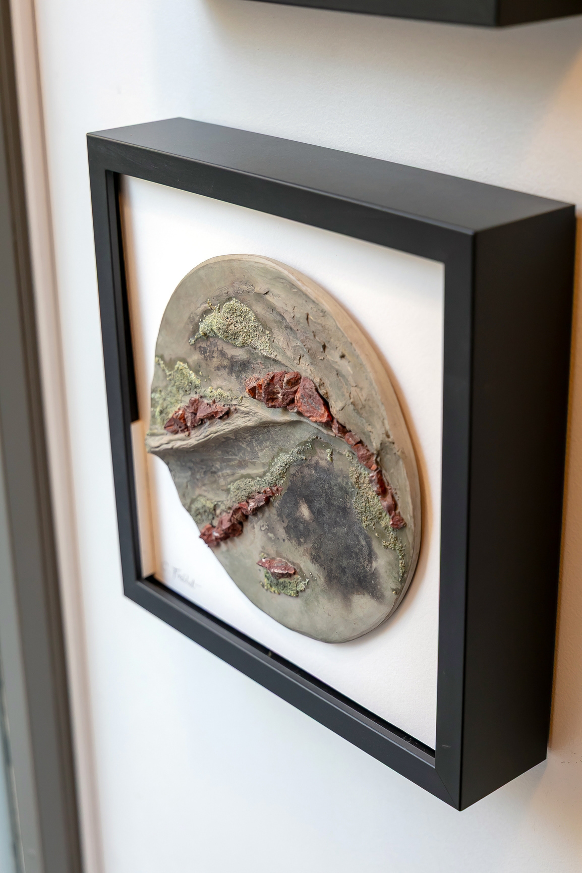 Tableau "Rêverie minérale" en céramique et pierres naturelles - 270€