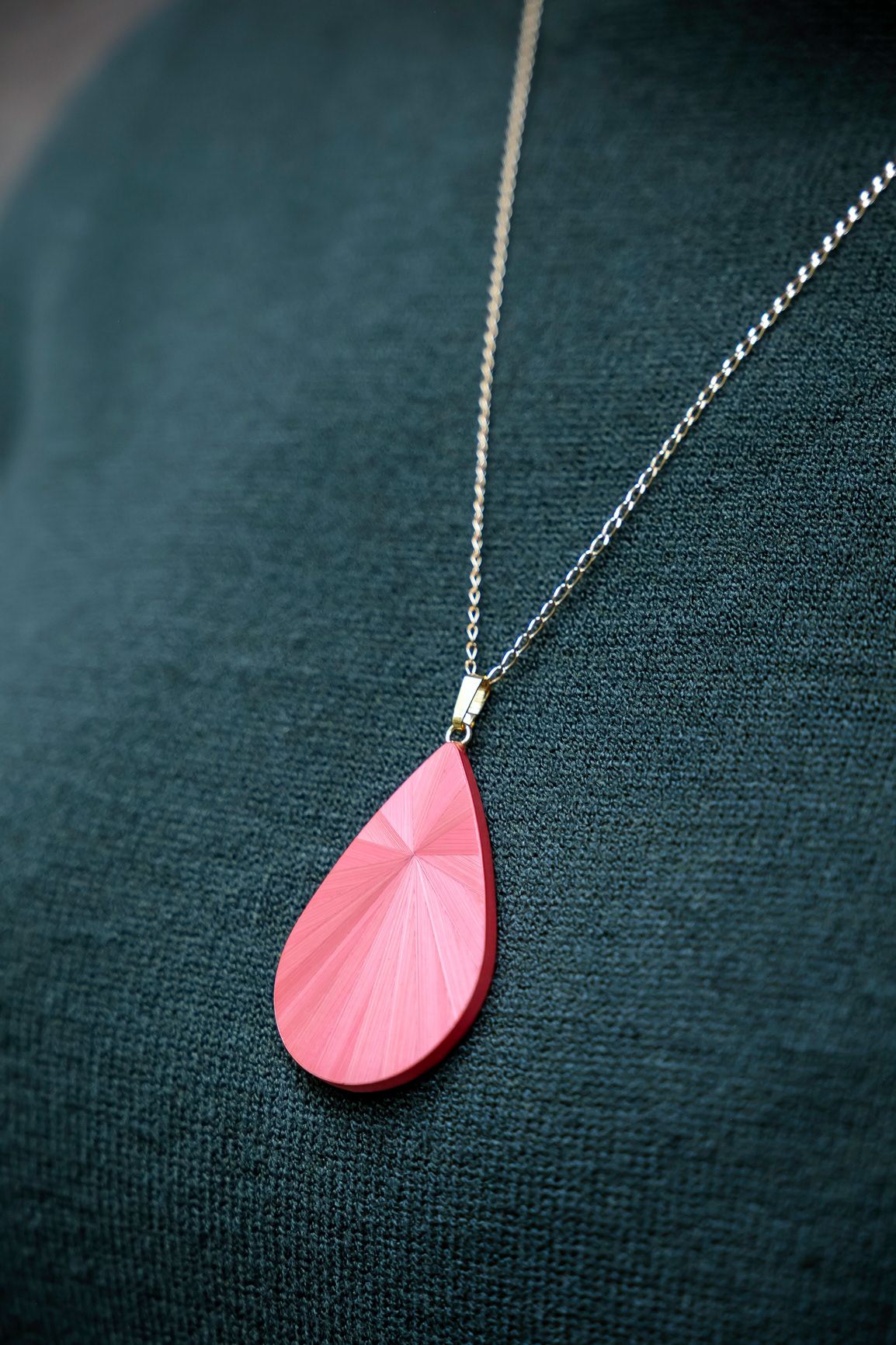 Pendentif Gaïa en marqueterie de paille - 85€