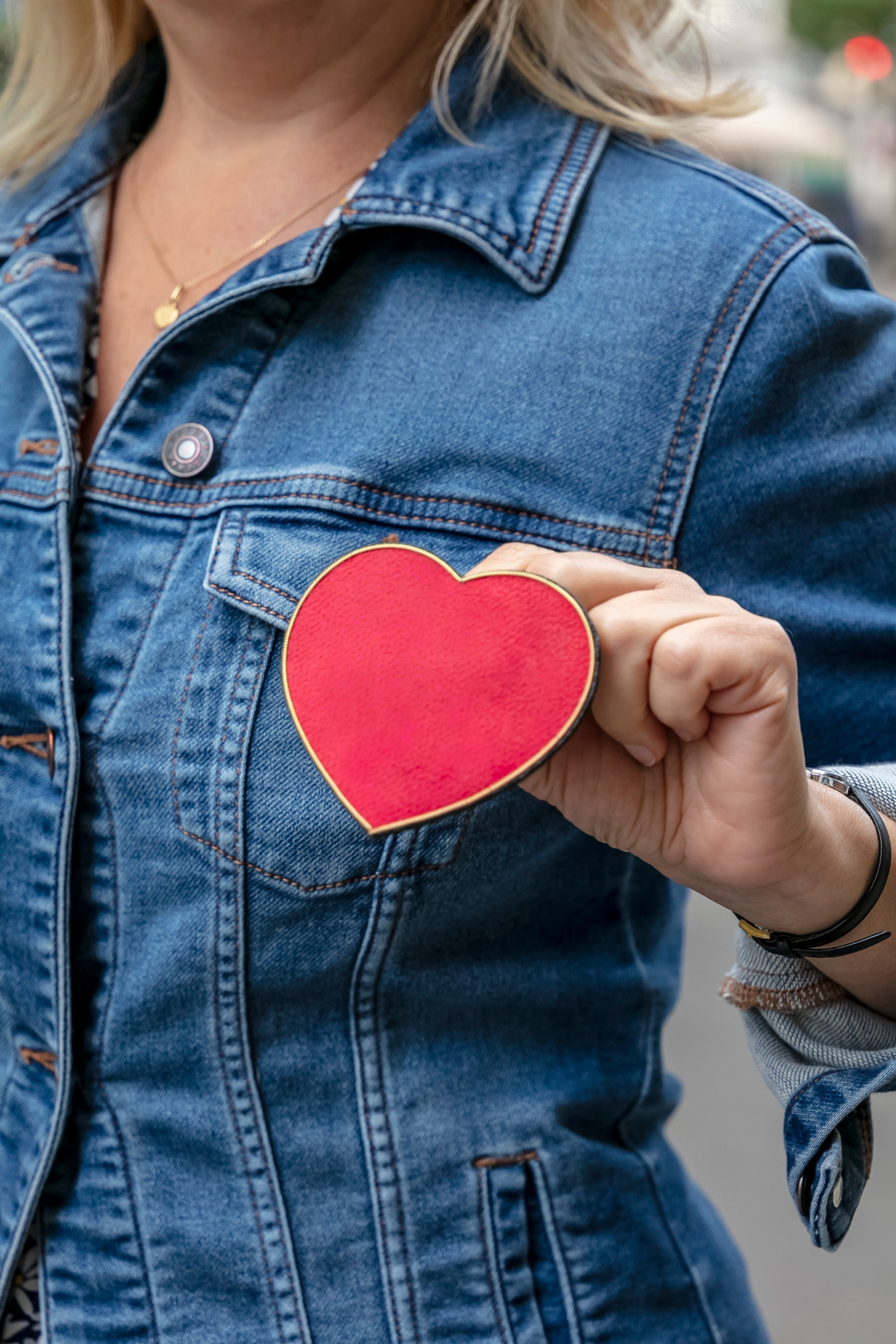 Broche coeur en cuir brodé - 39€