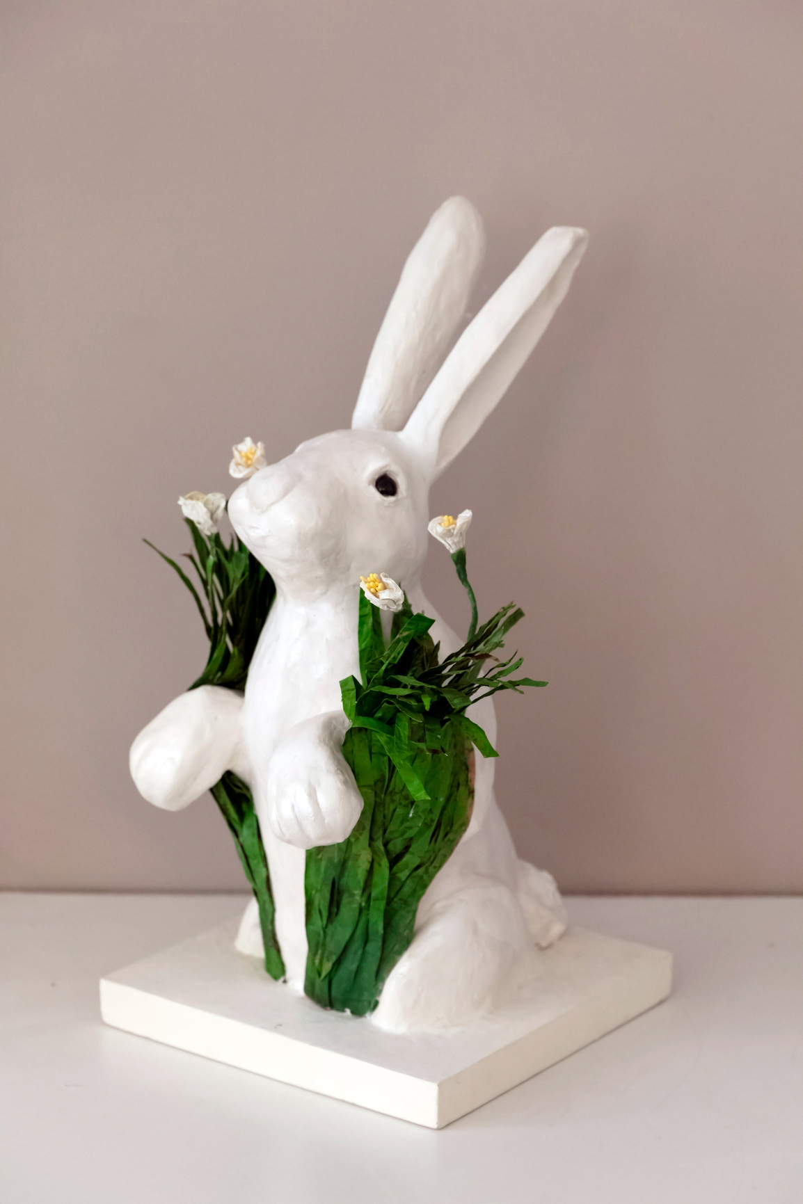 Sculpture "Lapin dans la prairie" en papier mâché et socle en bois - 995€