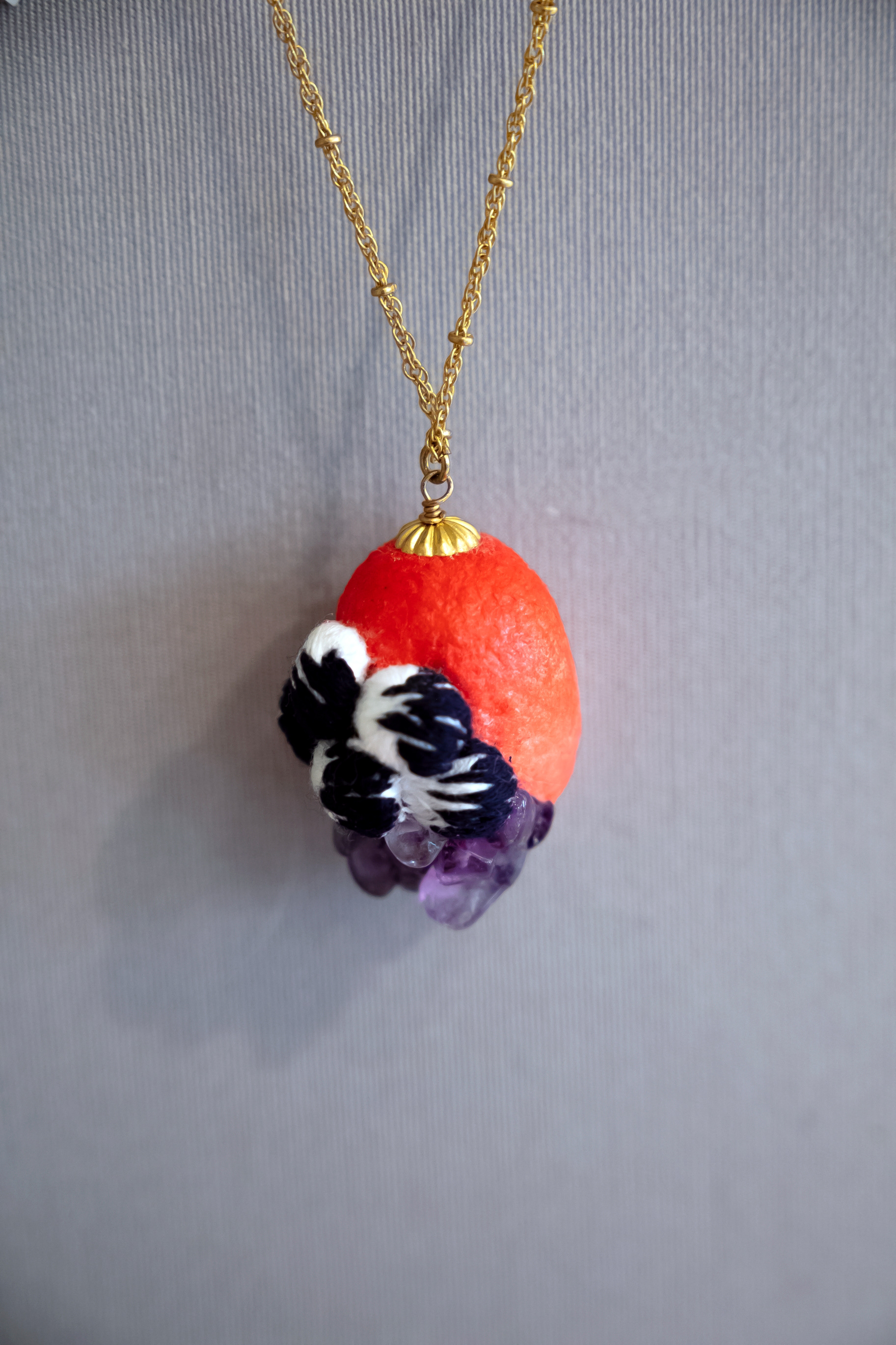 Collier "Mayu" en cocon de soie teinté et brodé avec améthyste - 115 €