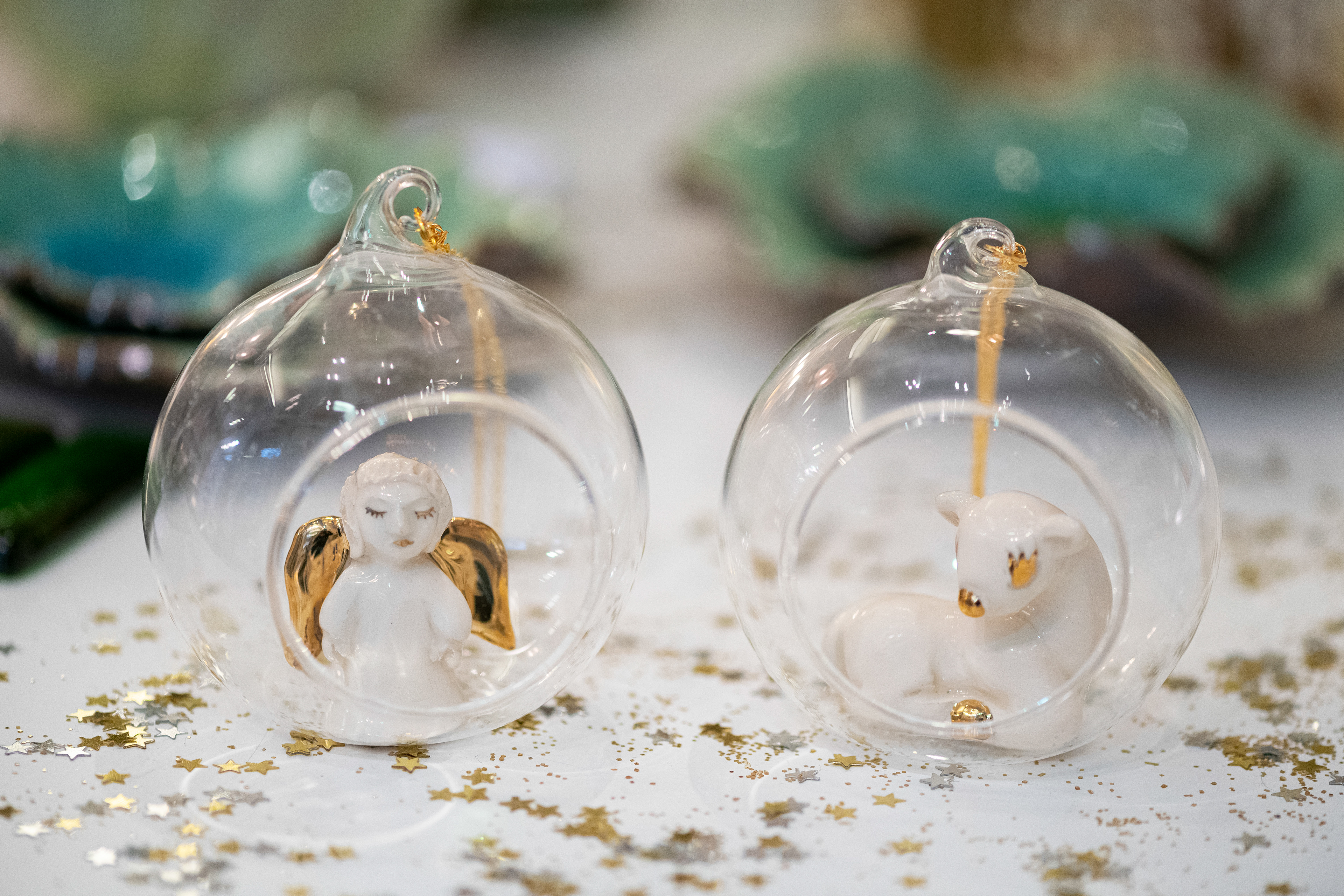Boules de Noël en verre et faïence - 42€ et 45€