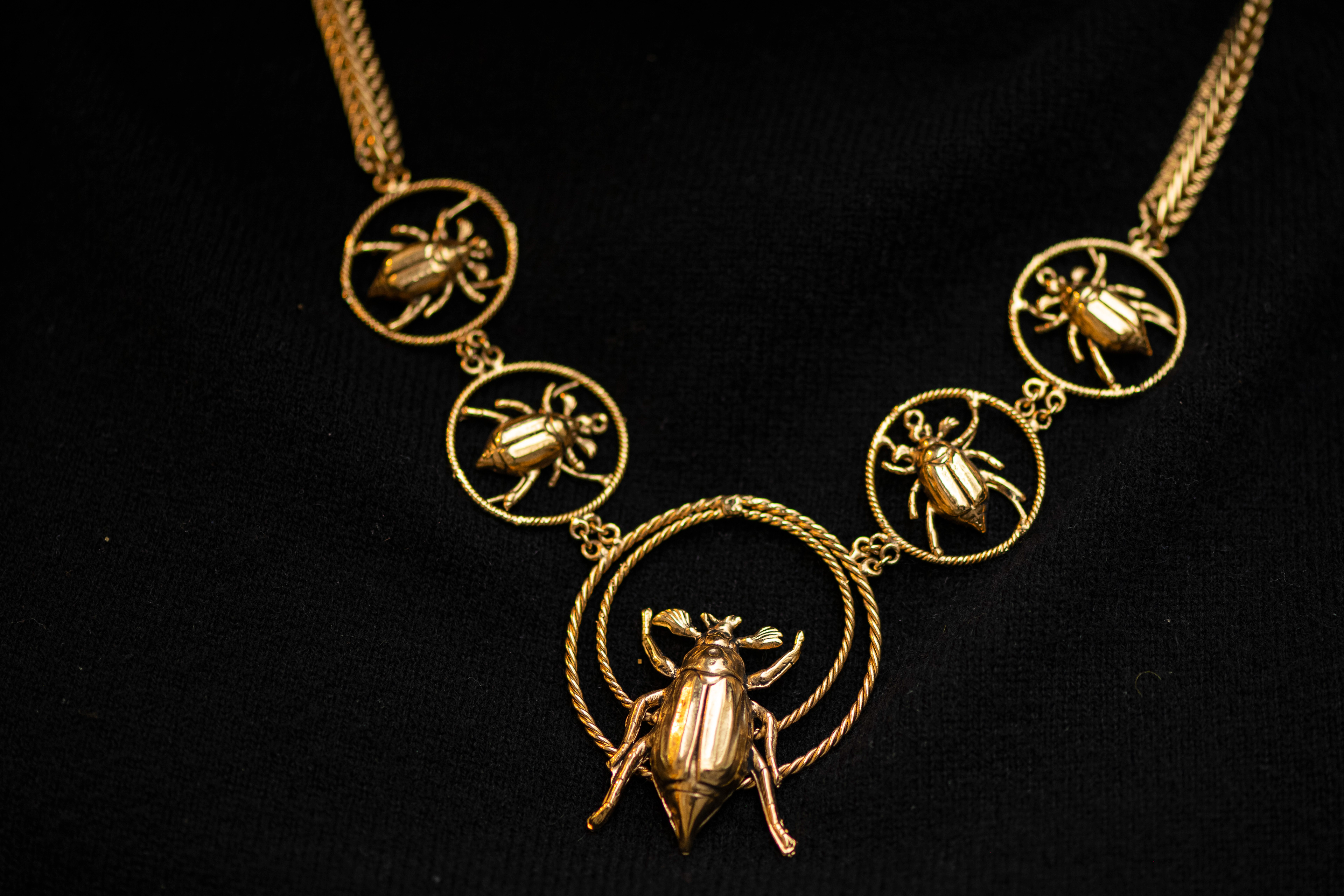 Collier en laiton doré - 215€