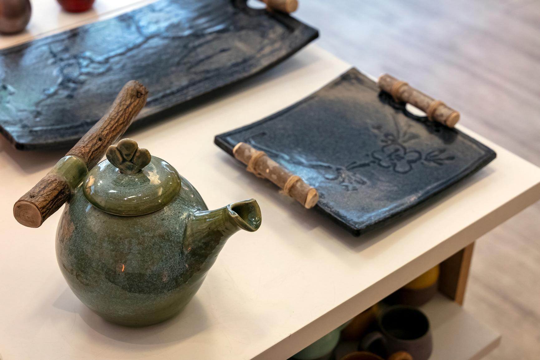 Théière en céramique et bois - 260€ Plateau en céramique et bois - 150€