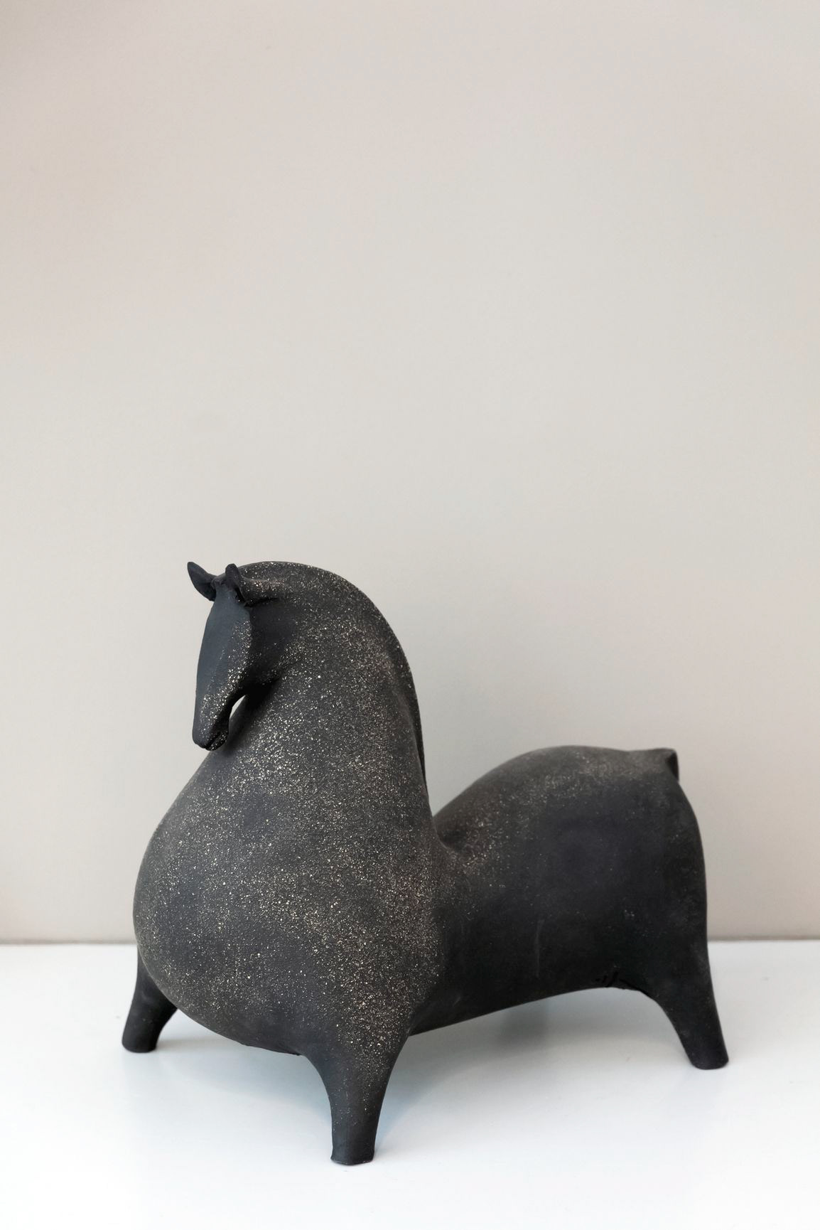 Sculpture cheval noir en grès - 450€