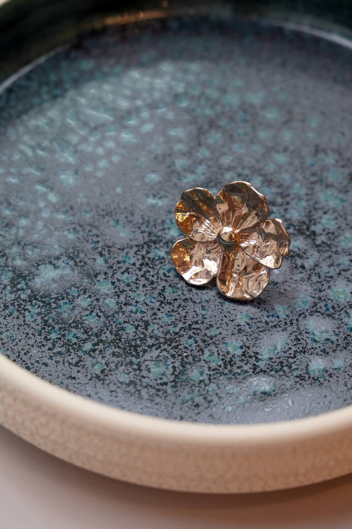 Bague "La fleur" en bronze plaqué or rose - 140€