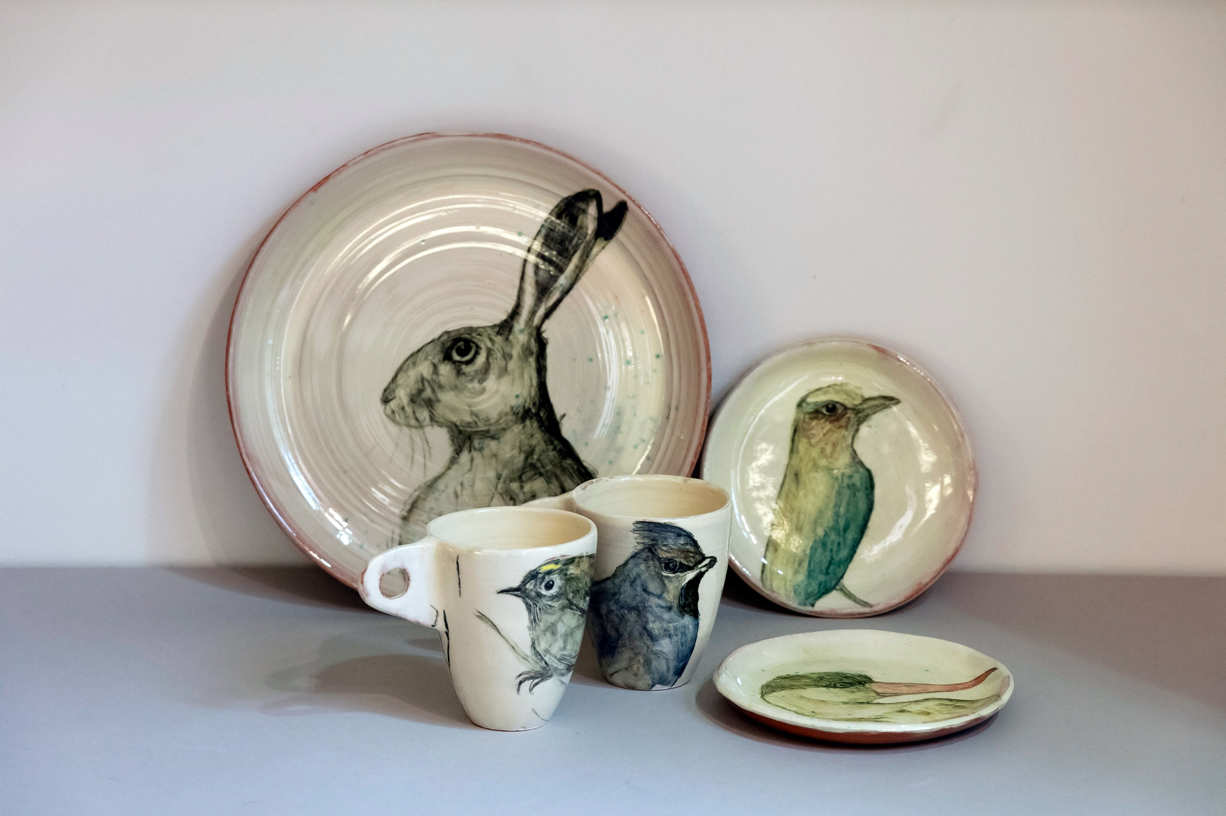Assiette Lièvre en terre vernissée 90€ - Coupelle 38€ - Tasse 38€