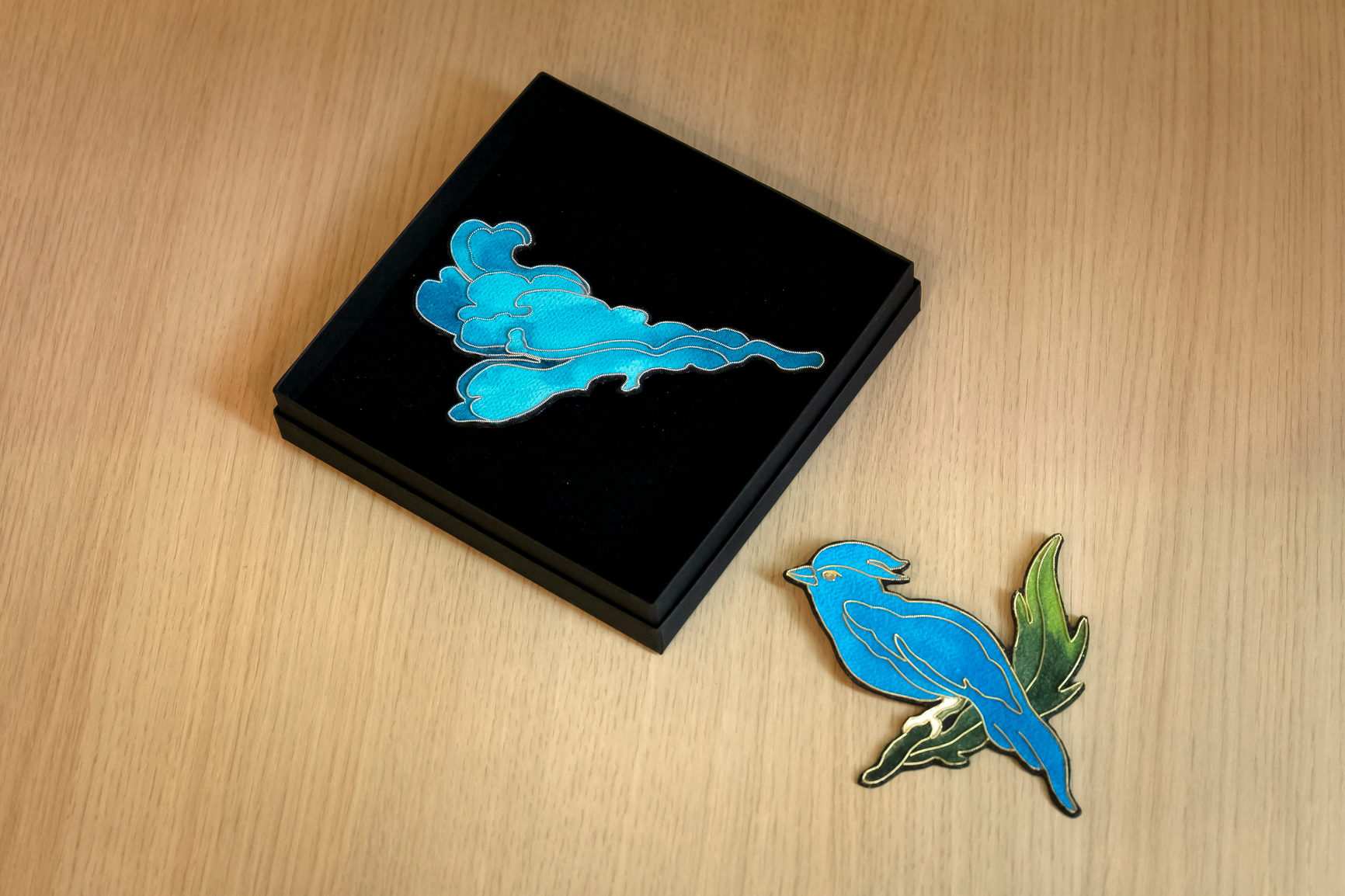 Broche grand nuage 185€ et broche oiseau 175€