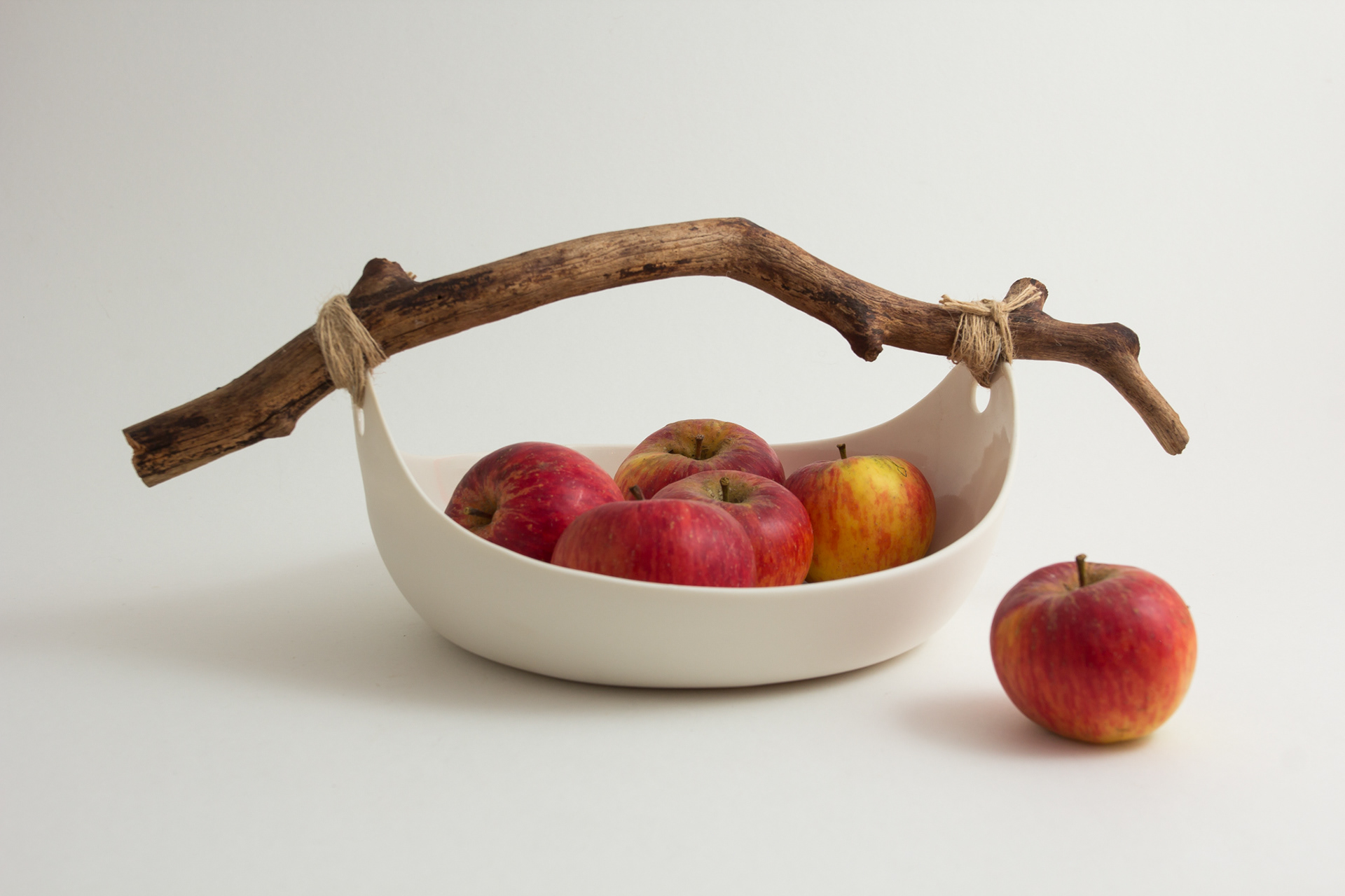 Plat avec anse en bois - 110 €