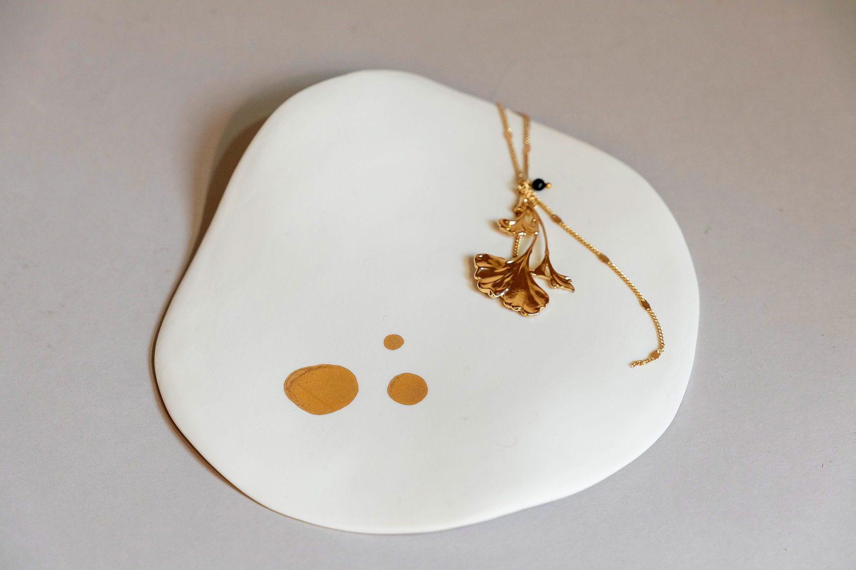 Collier Ginko en laiton doré - 79€ - Coupelle en porcelaine et or - 14€