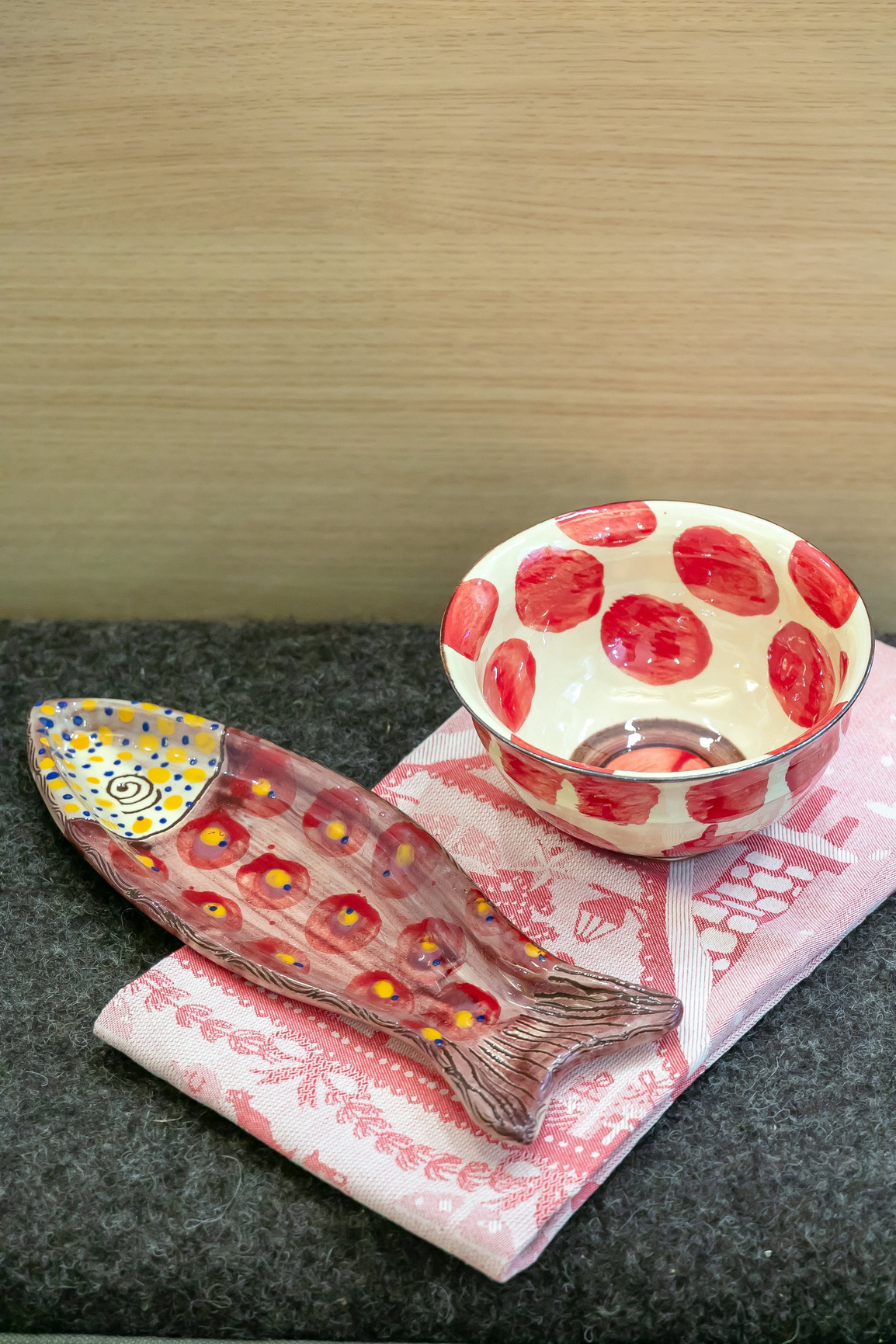 Torchon 16,90€ - Plat poisson en terre vernissée 25€ - Bol en terre vernissée 16€