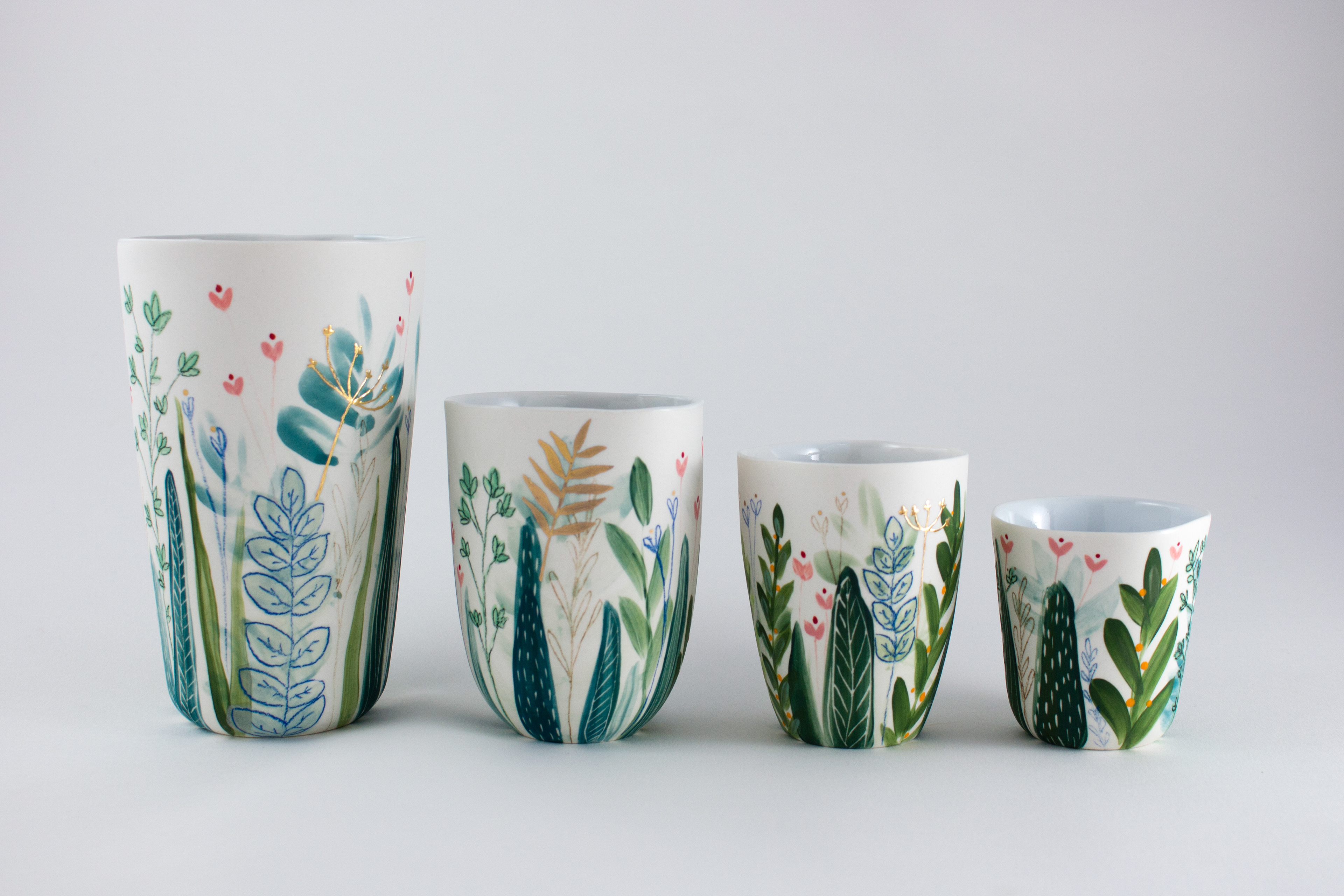 Vase et gobelet en porcelaine peinte - 89€ - 69€-59€ et 45€