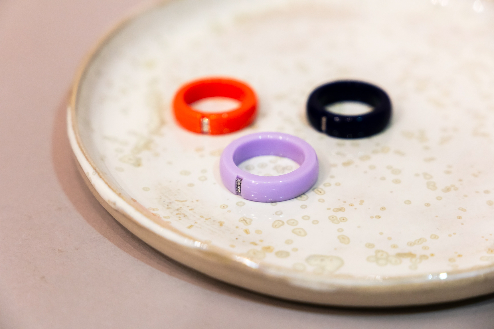 Bague en résine et diamant - 220€