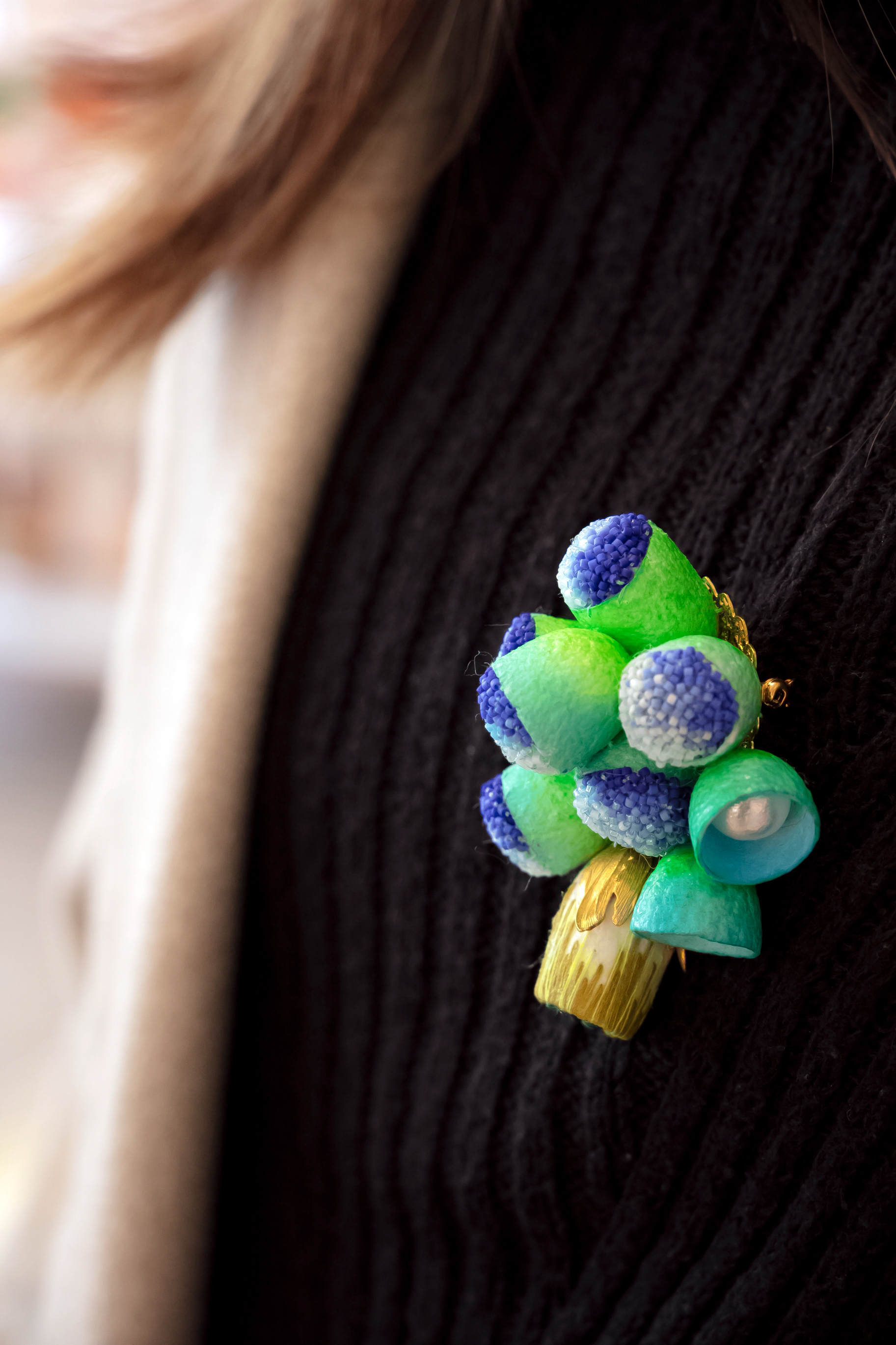 Broche "Le temps des cerisier" en cocons de soie brodés et teintés - 250 €