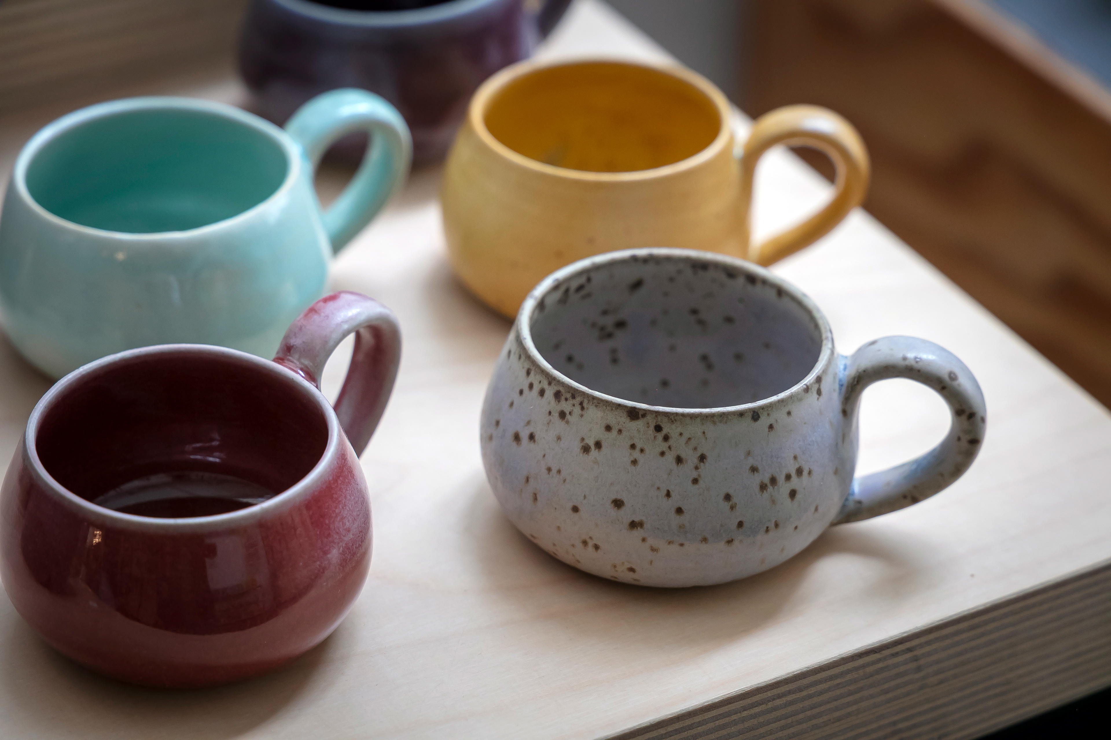 Mini tasse à anse en grès - 14€